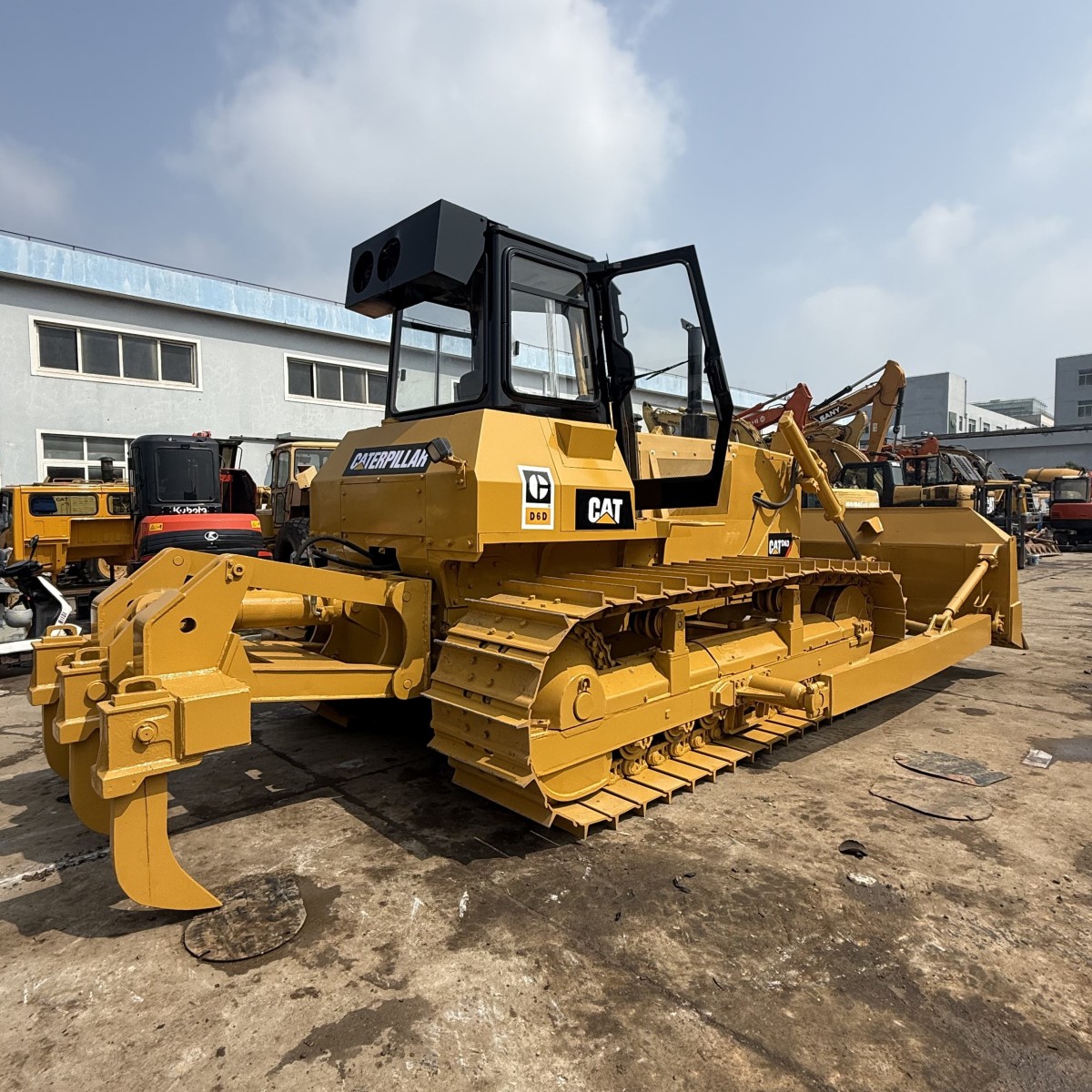 Bulldozer sur chenilles Caterpillar CAT