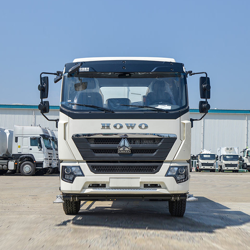 Поливомоечный автомобиль SINOTRUK HOWO G5X мощностью 220 лошадиных сил с приводом 4x2
