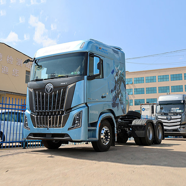 شاحنة جرار Auman GALAXUS 7 مزودة بناقل حركة أوتوماتيكي AMT من ZF بـ12 سرعة، ومحرك LNG سعة 14.5L بقوة 630HP، ودفع 6x4