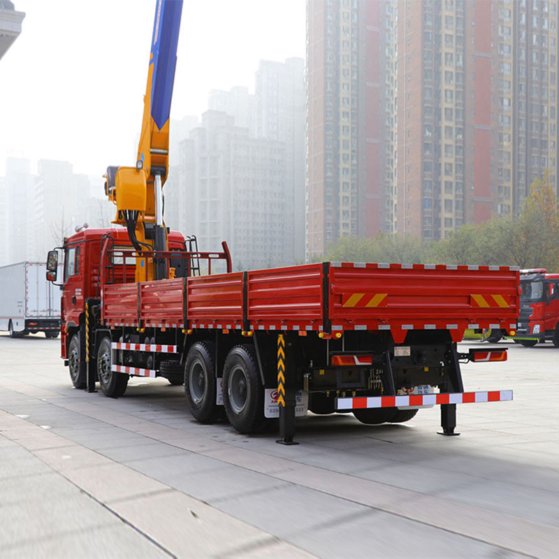 شاحنة رافعة SHACMAN M3000S بقوة 340 حصان ونظام دفع 8×4