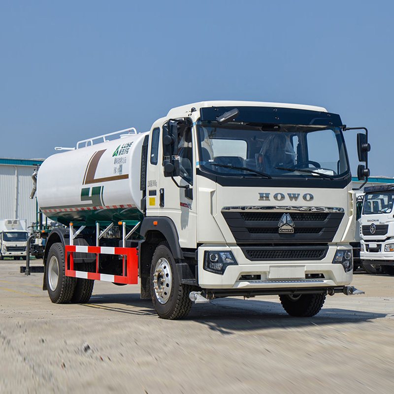 شاحنة رش المياه SINOTRUK HOWO G5X بقوة 220 حصان ونظام دفع 4×2