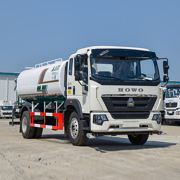 شاحنة رش المياه SINOTRUK HOWO G5X بقوة 220 حصان ونظام دفع 4×2