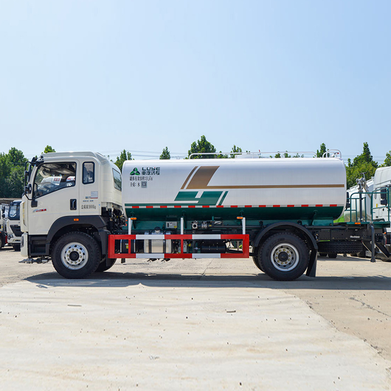 شاحنة رش المياه SINOTRUK HOWO G5X بقوة 220 حصان ونظام دفع 4×2