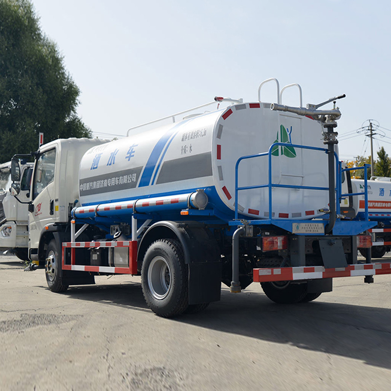 شاحنة رش المياه SINOTRUK HOWO بقوة 170 حصان ودفع 4x2