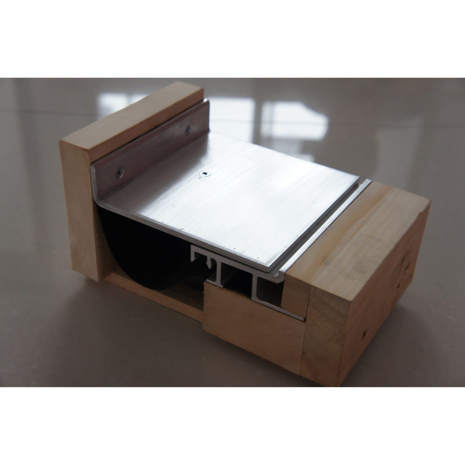 Floor aluminum expansion joint