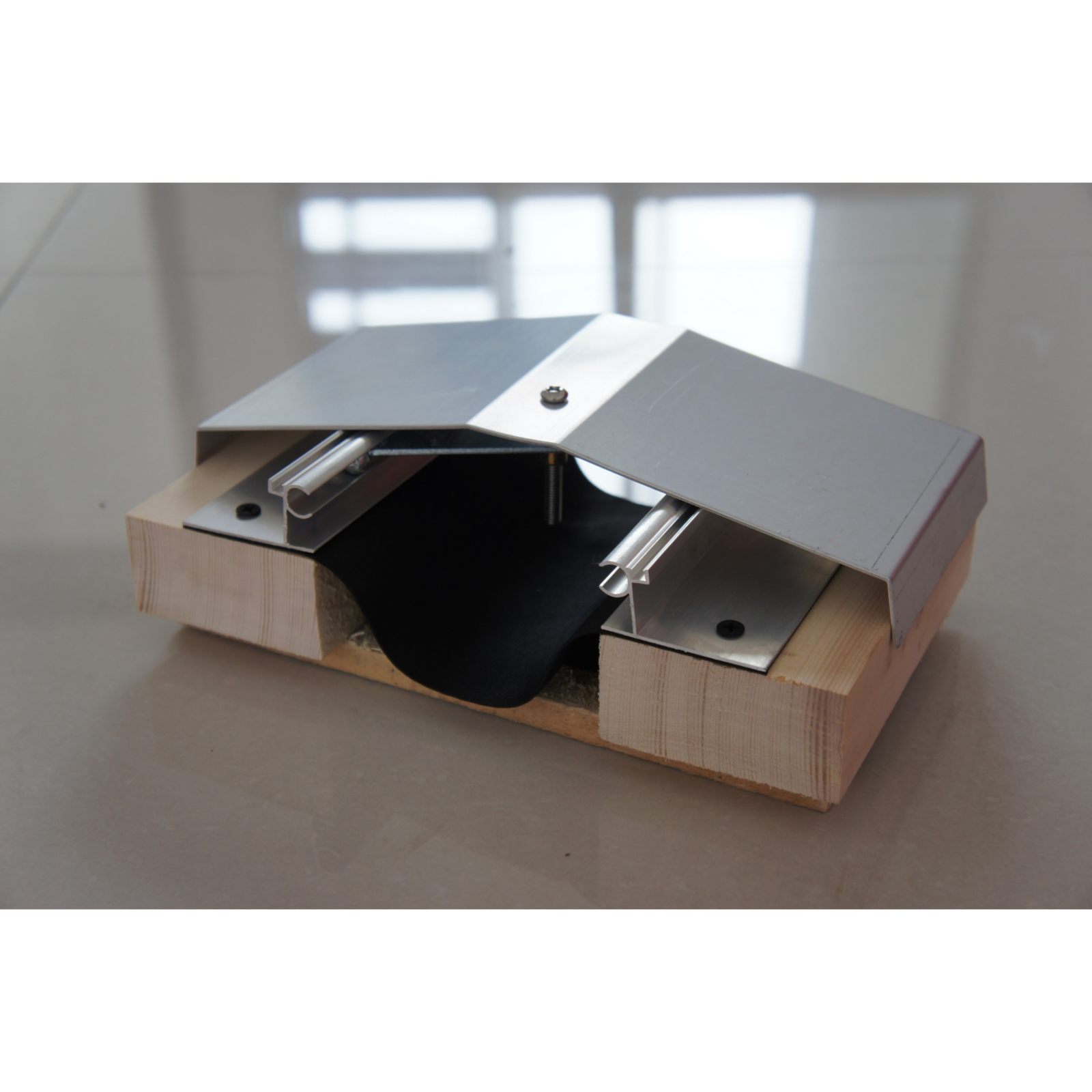 Roof aluminum alloy expansion joint