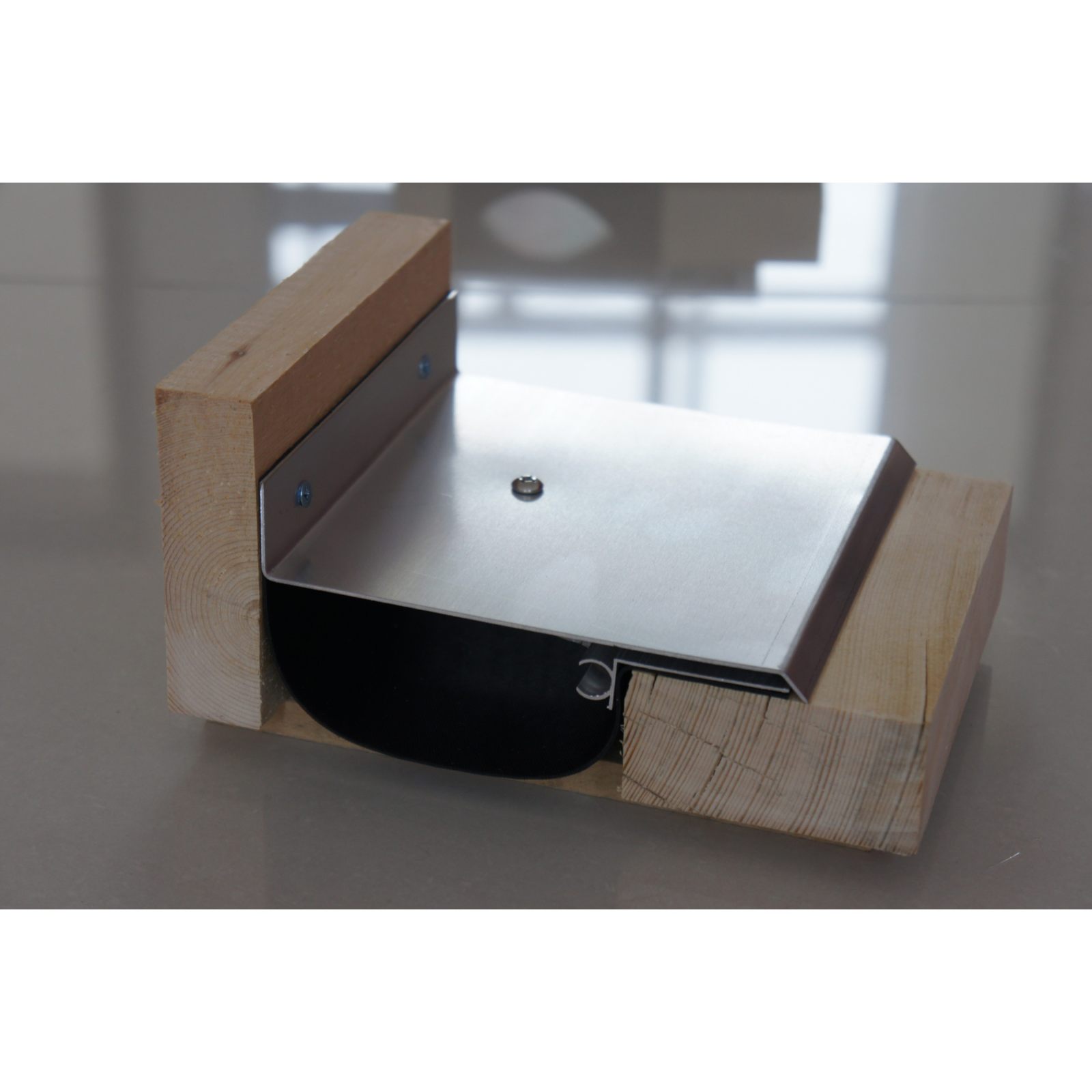 Wall aluminum expansion joint