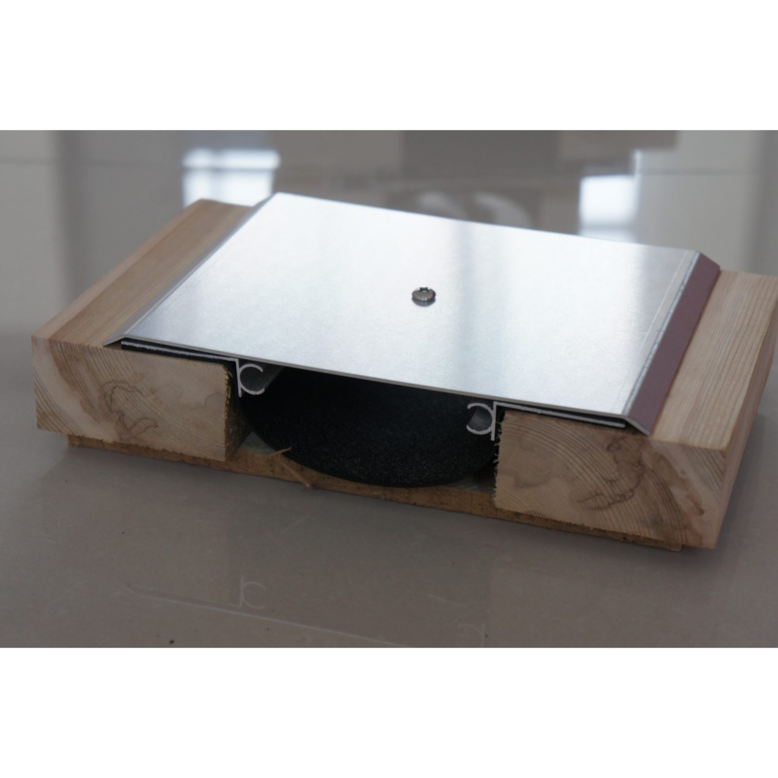 Wall aluminum expansion joint