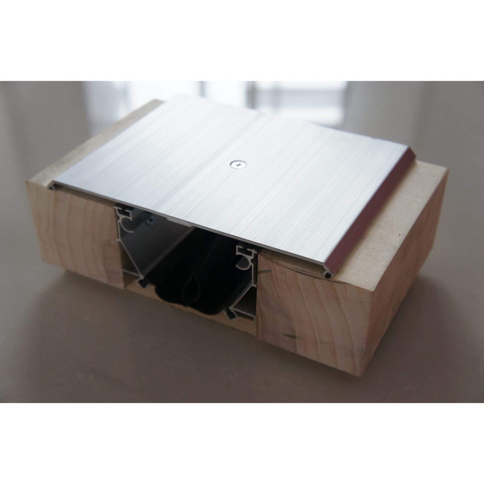 Wall aluminum expansion joint