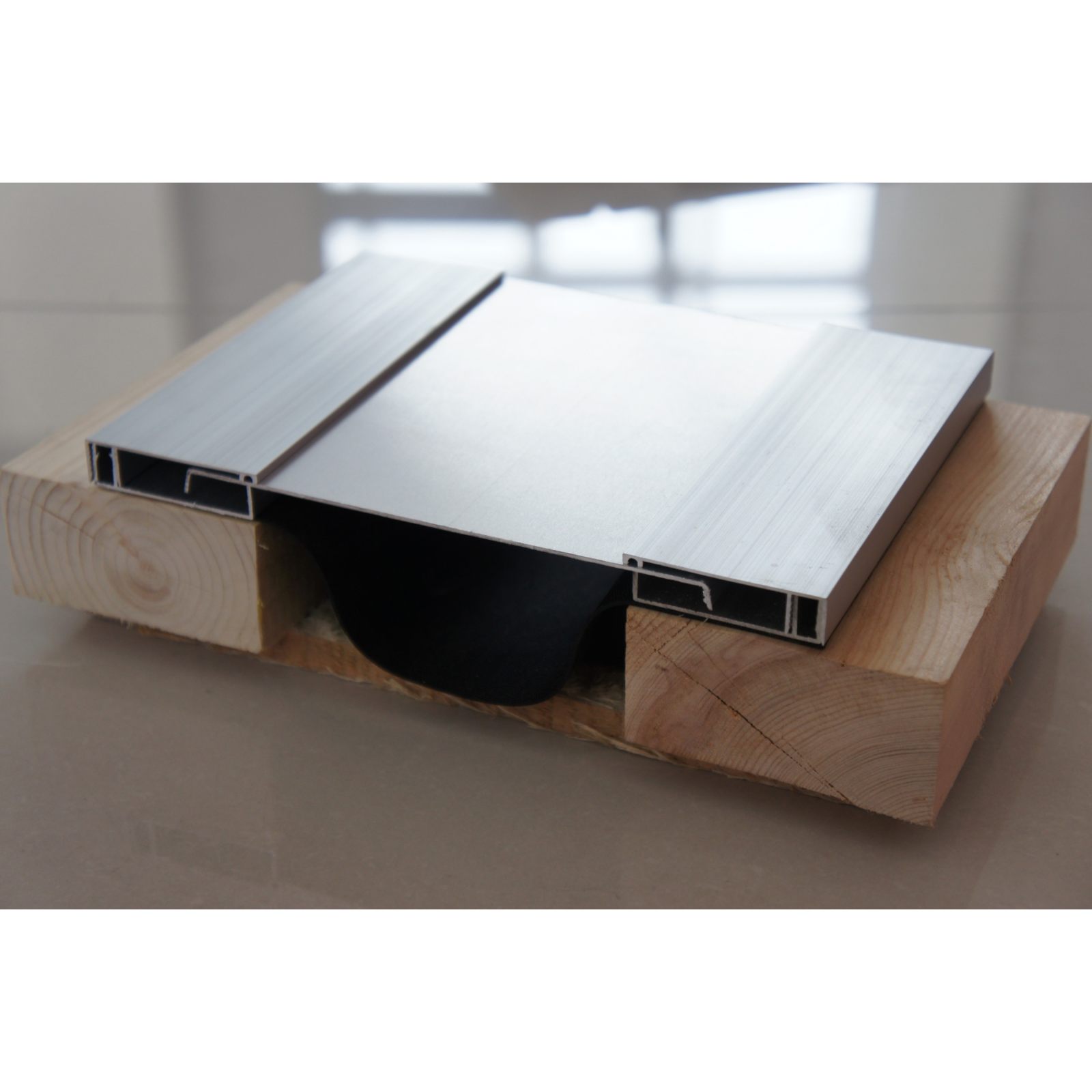 Wall aluminum expansion joint