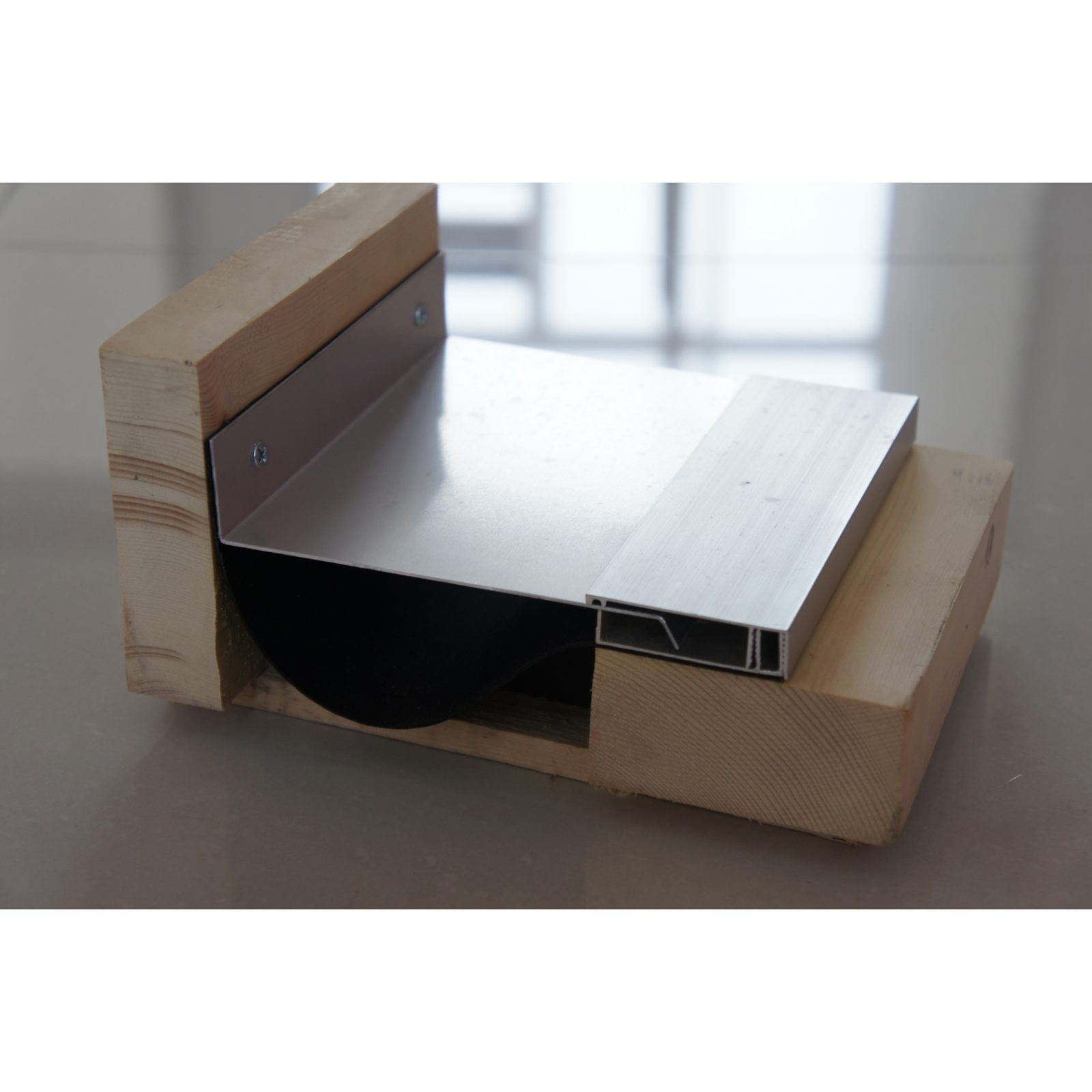 Wall aluminum expansion joint