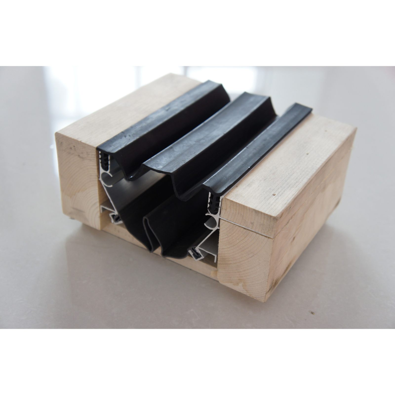 Wall aluminum expansion joint