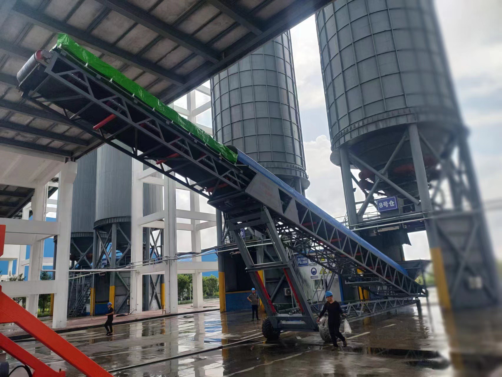 Rotating, elevating, and extending belt conveyor