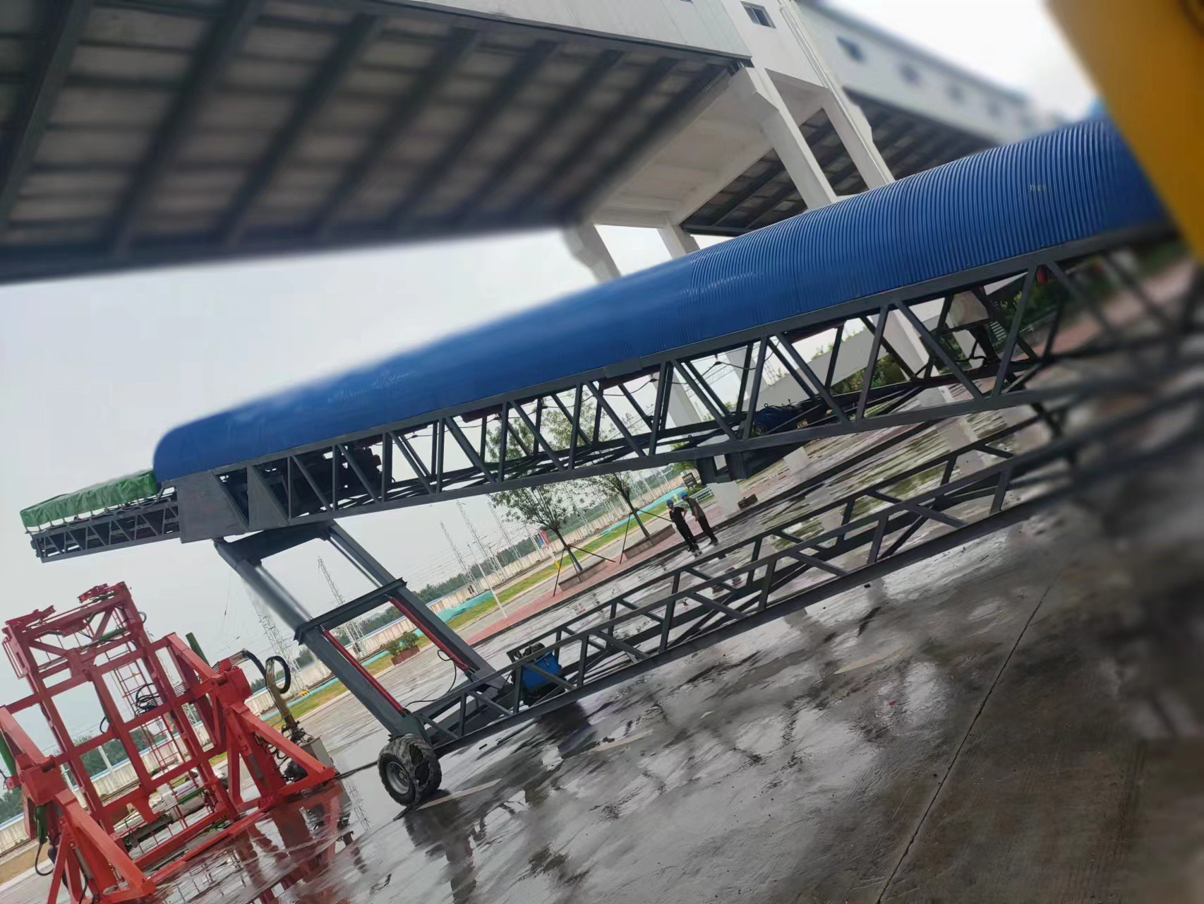 Rotating, elevating, and extending belt conveyor