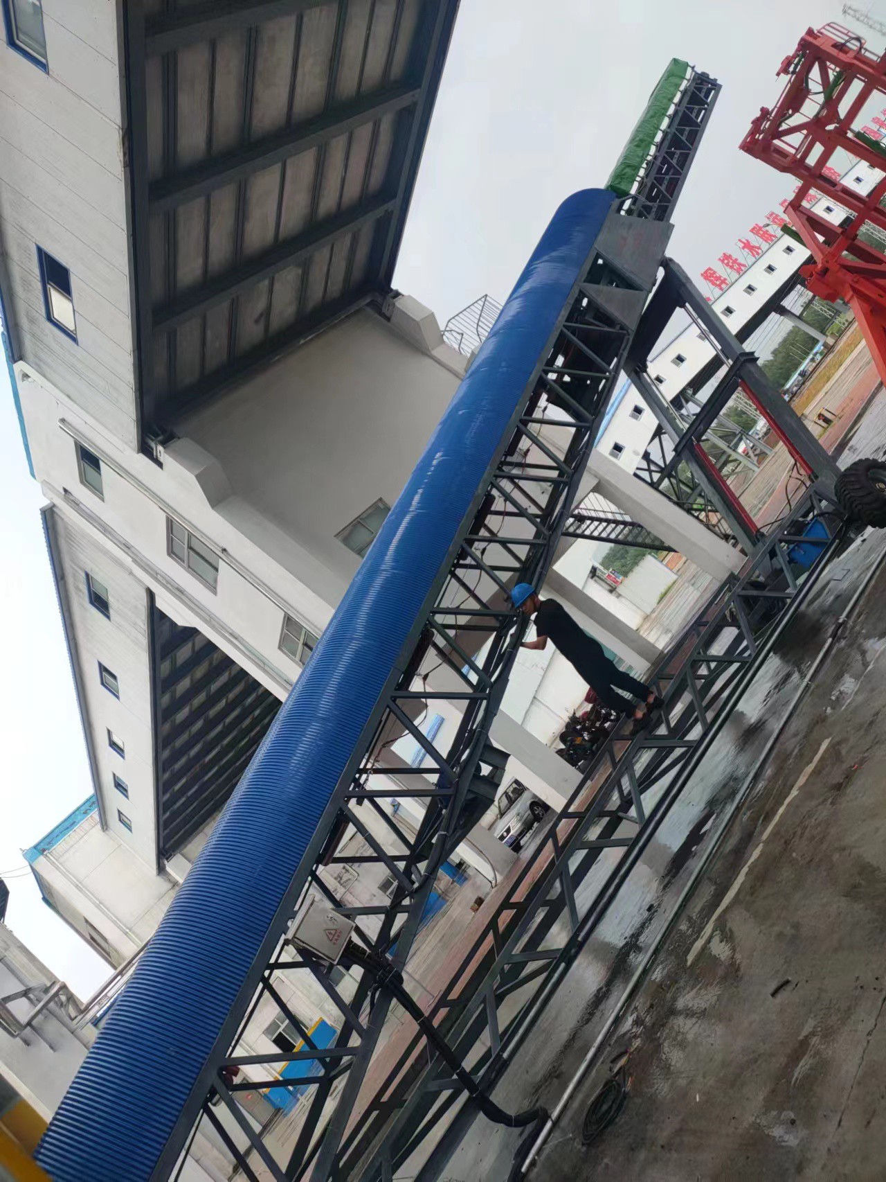 Rotating, elevating, and extending belt conveyor