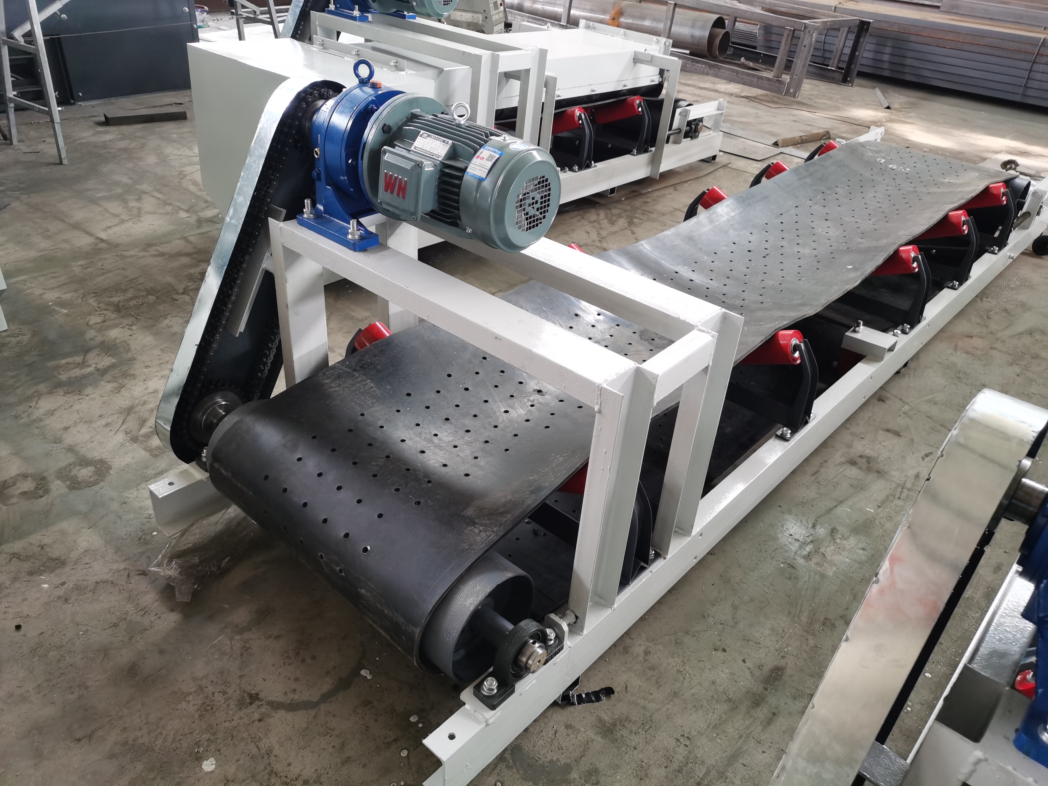 Self-draining conveyor