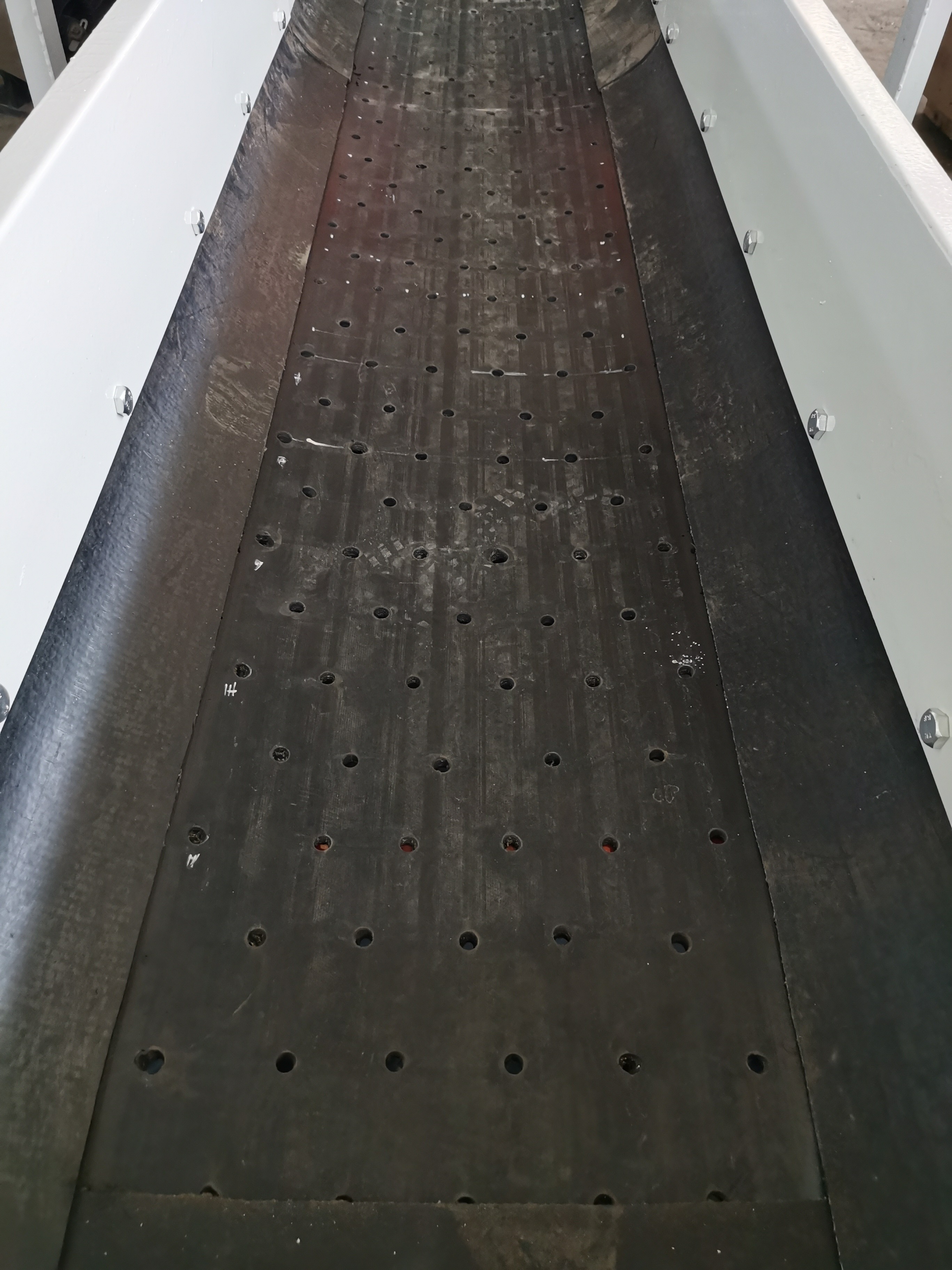 Self-draining conveyor