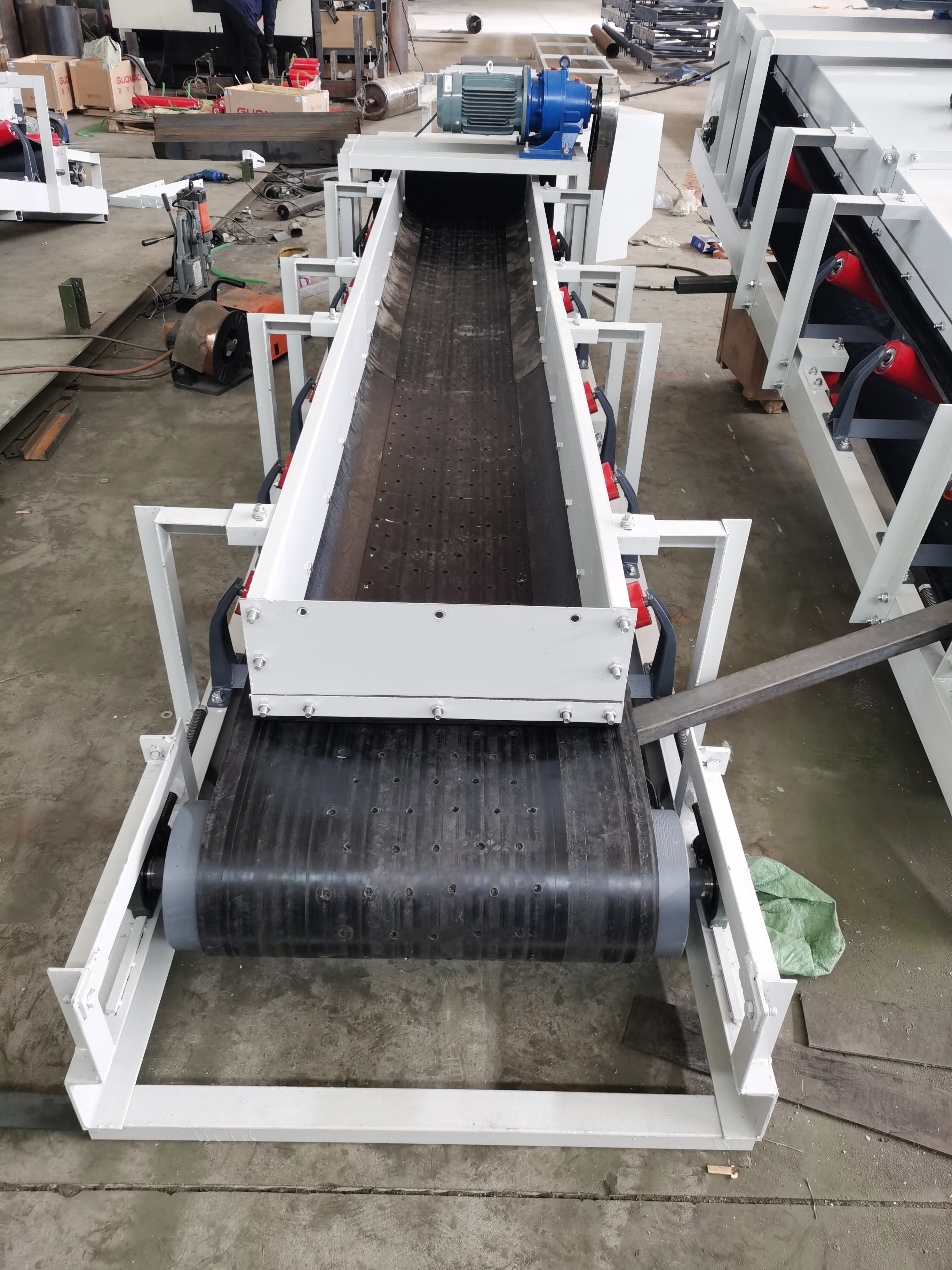 Self-draining conveyor Self-draining conveyor