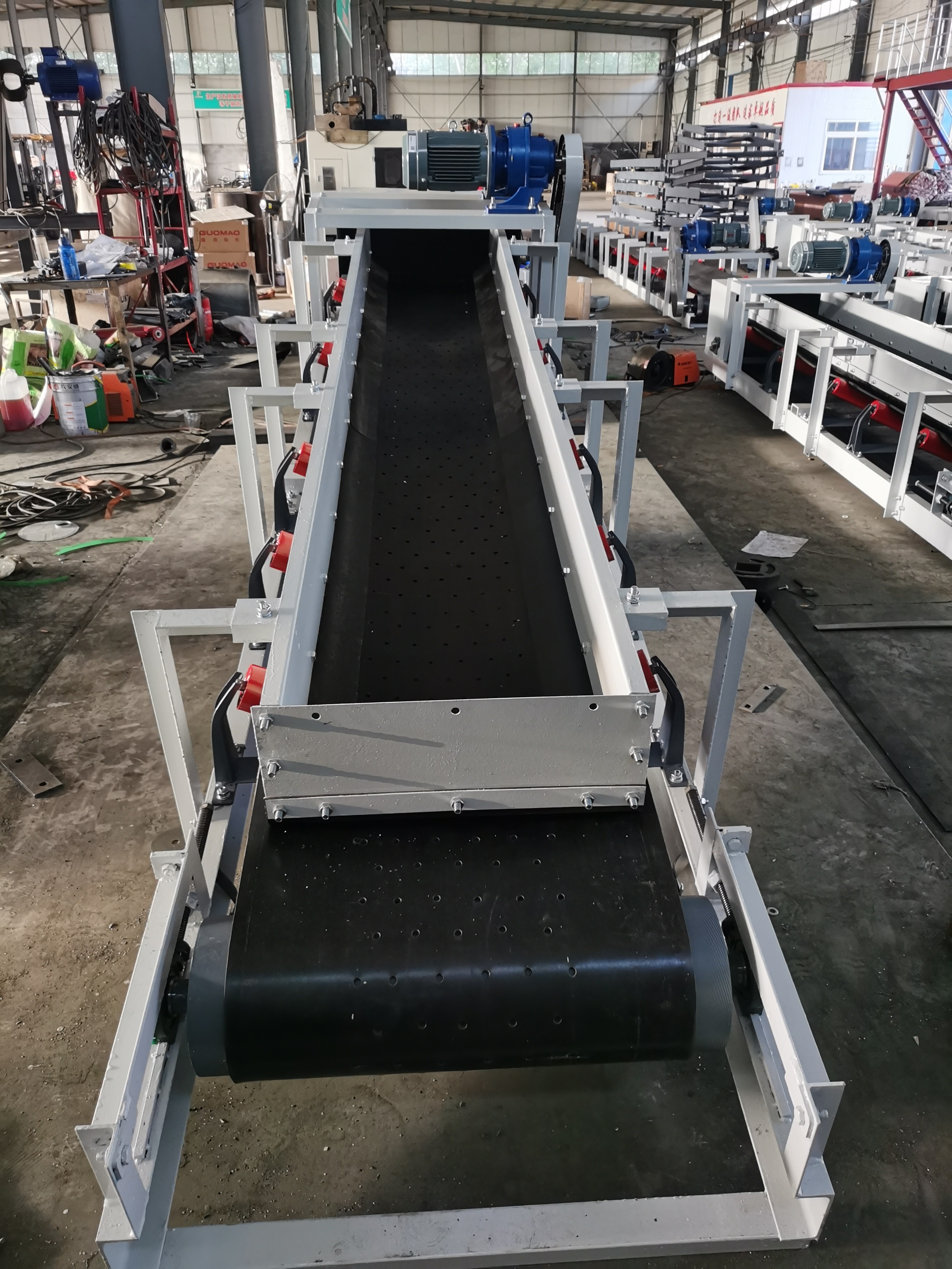 Self-draining conveyor