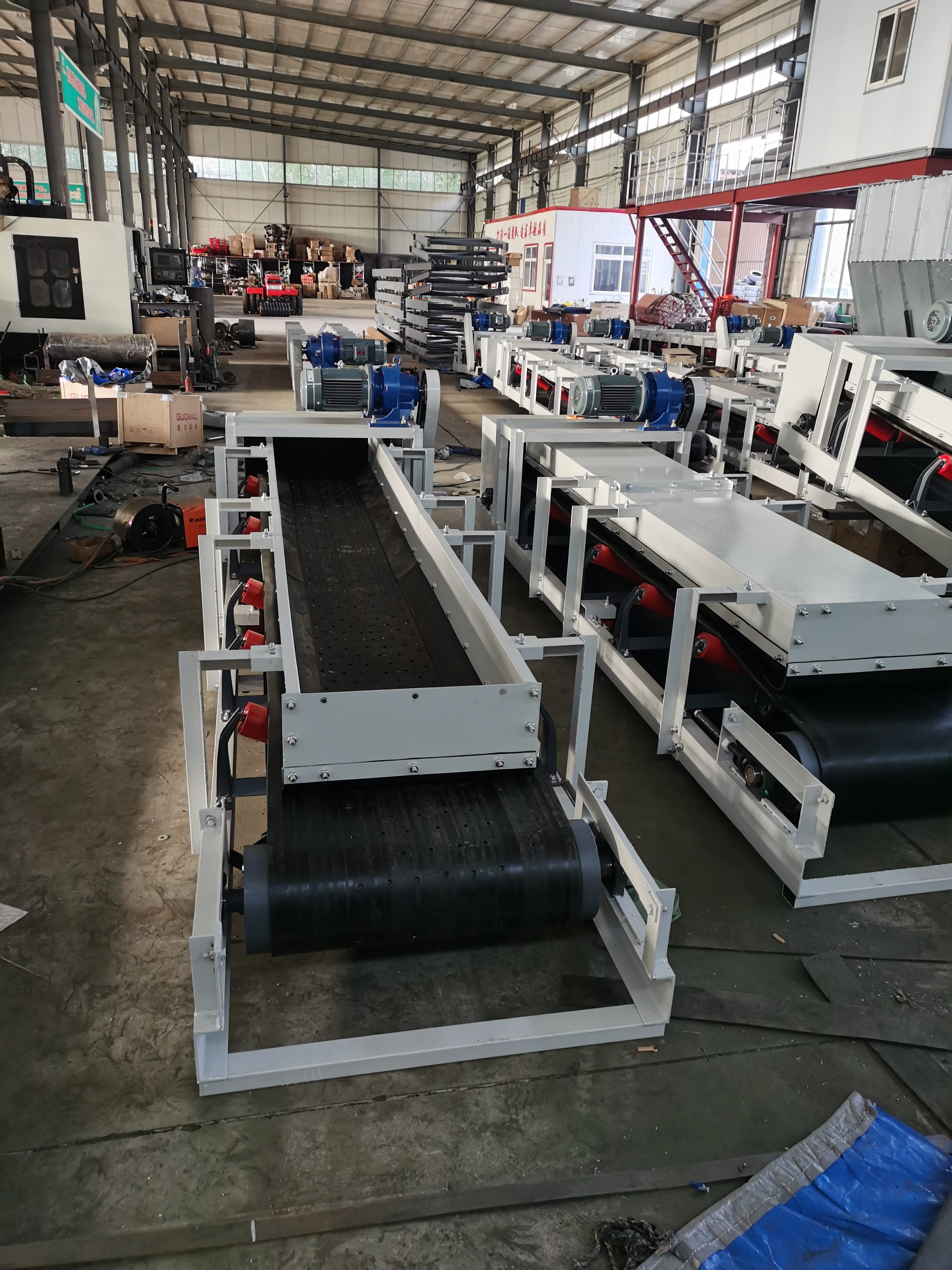 Self-draining conveyor