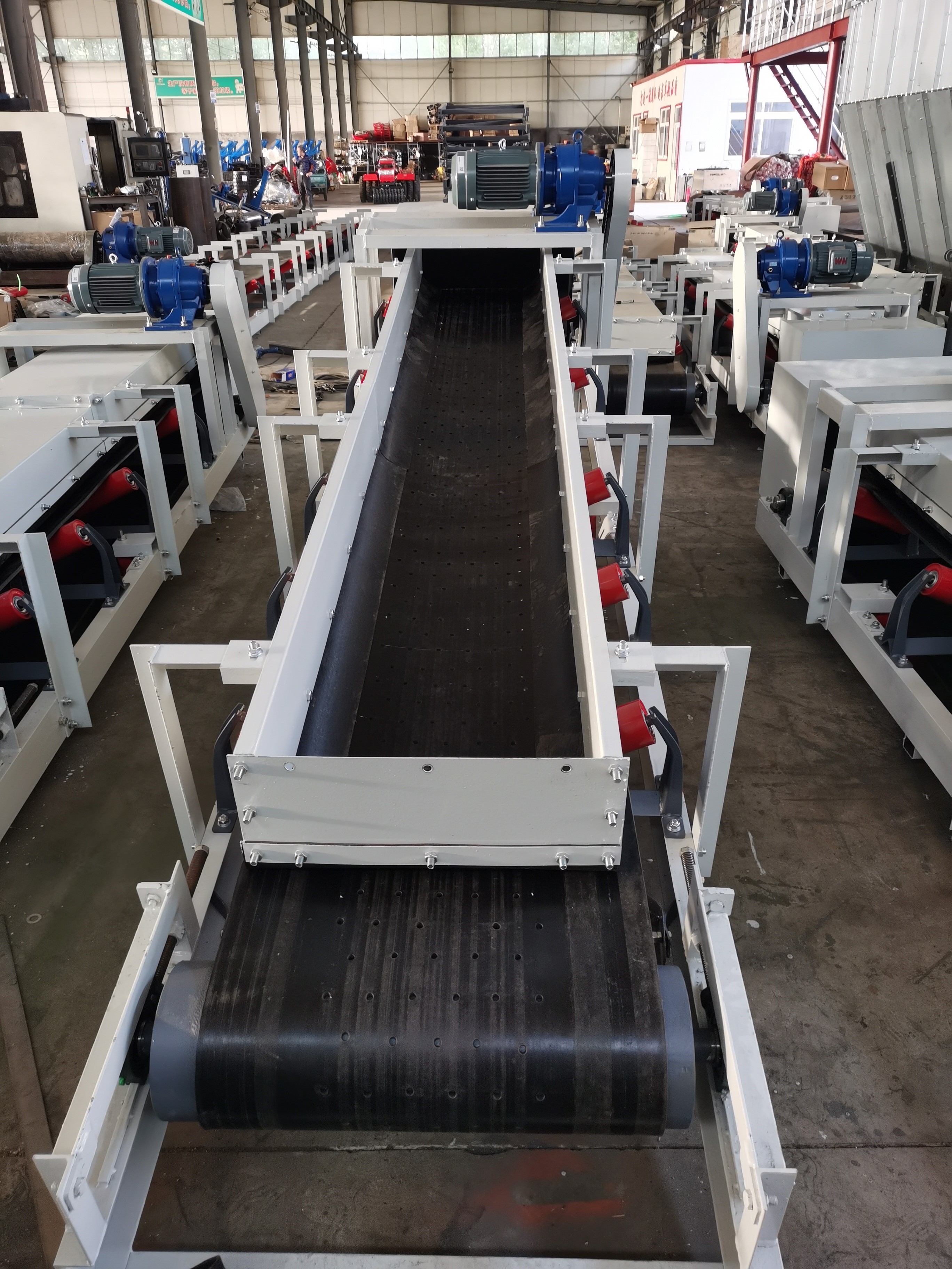 Self-draining conveyor