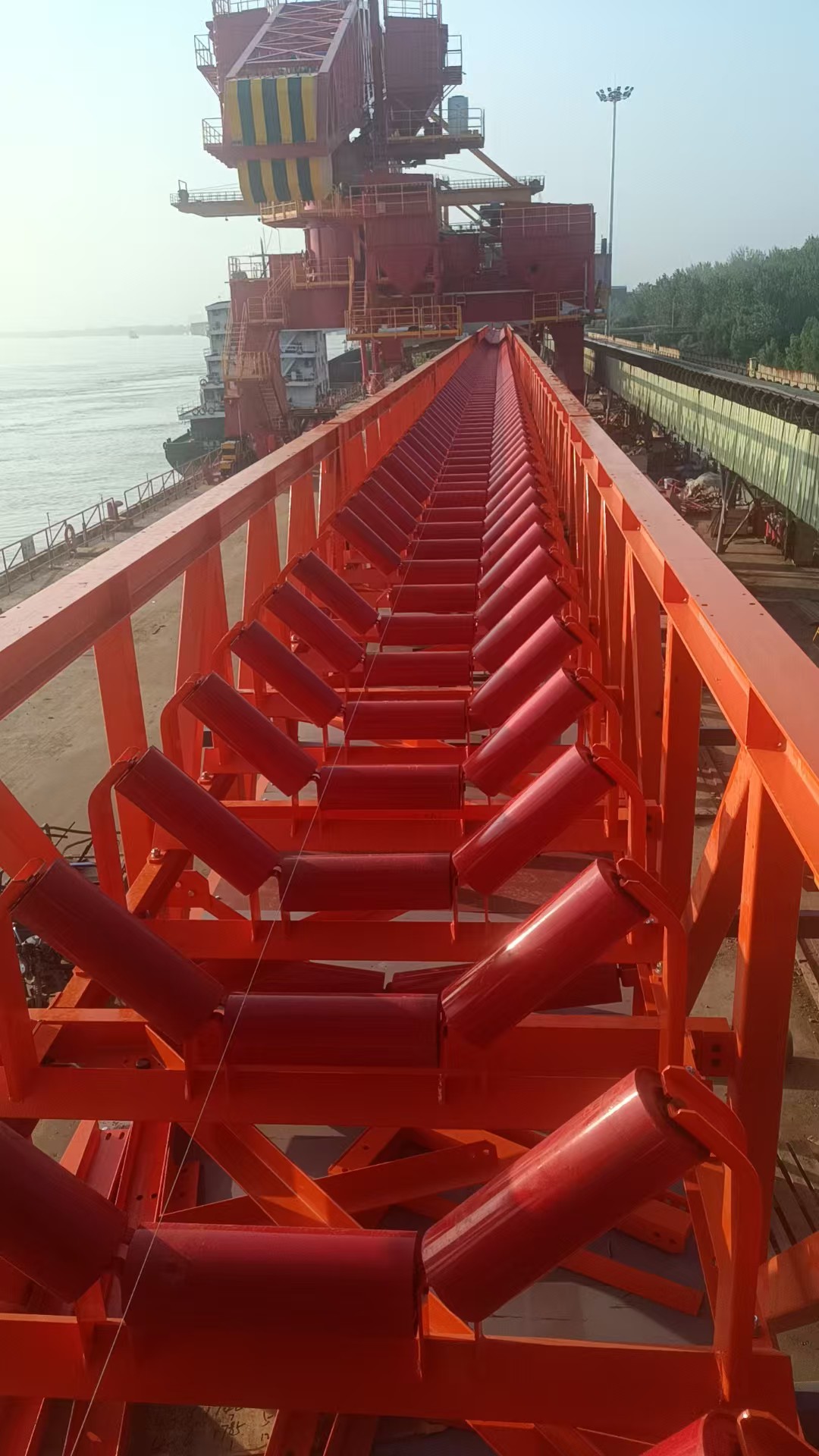 Offshore conveyor belt machine truss structure