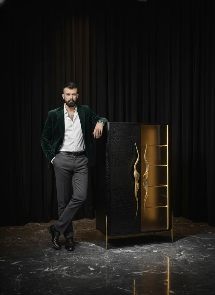 Luxurious and noble crocodile leather LED Luna E17 wine cabinet