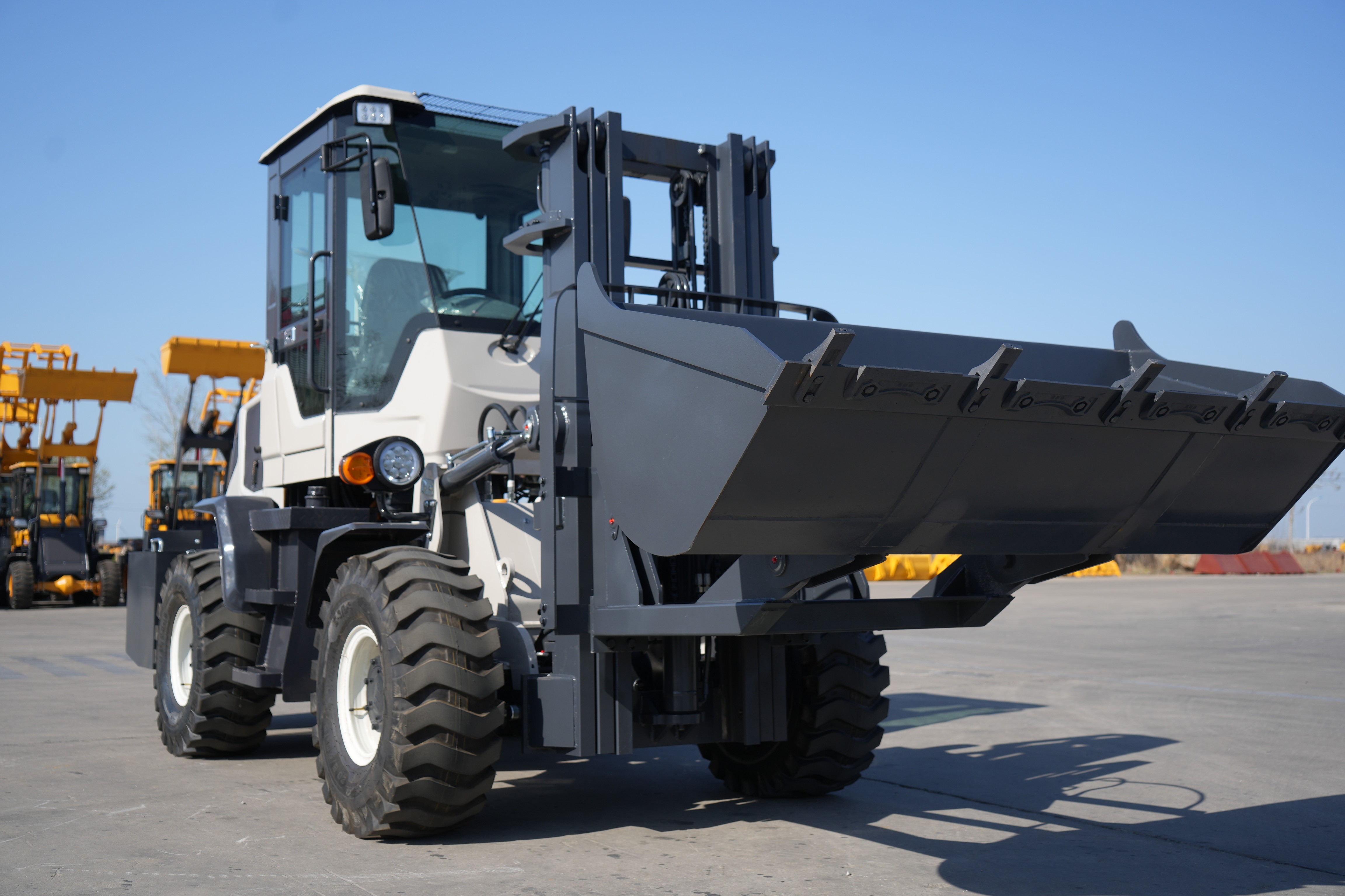 SDSG T30B Rough-Terrain Forklift
