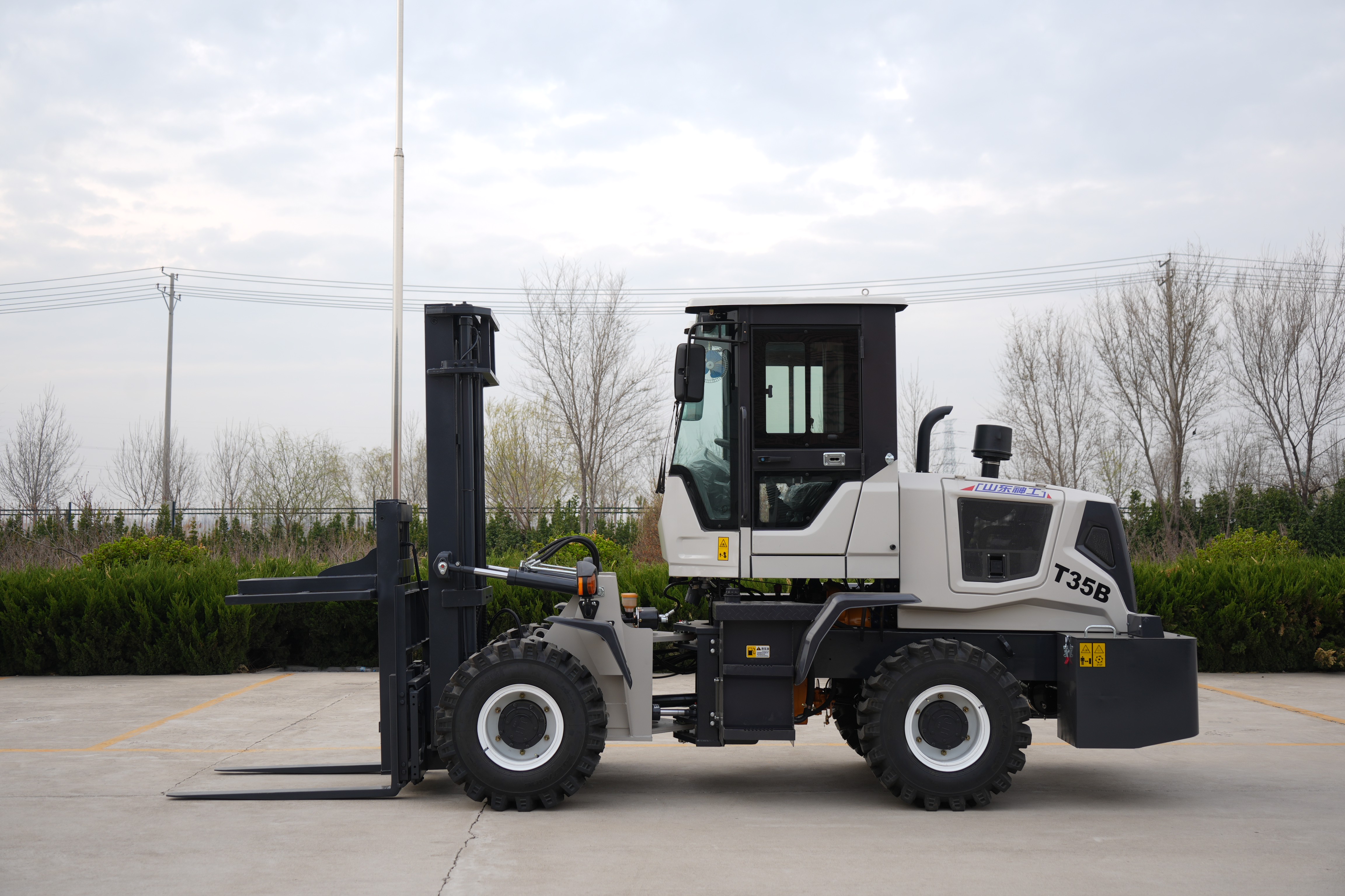 SDSG T35B Rough-Terrain Forklift