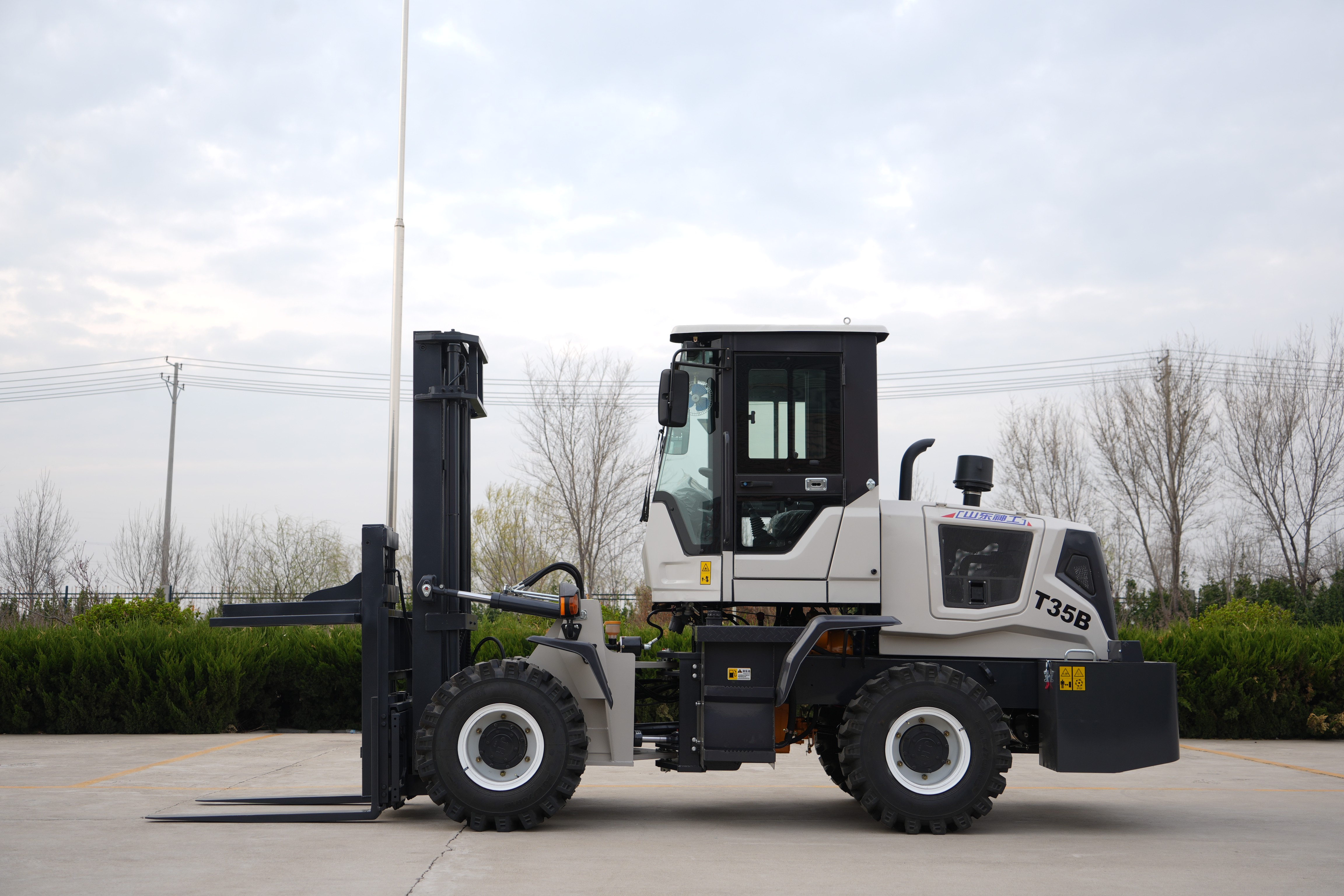 SDSG T35B Rough-Terrain Forklift