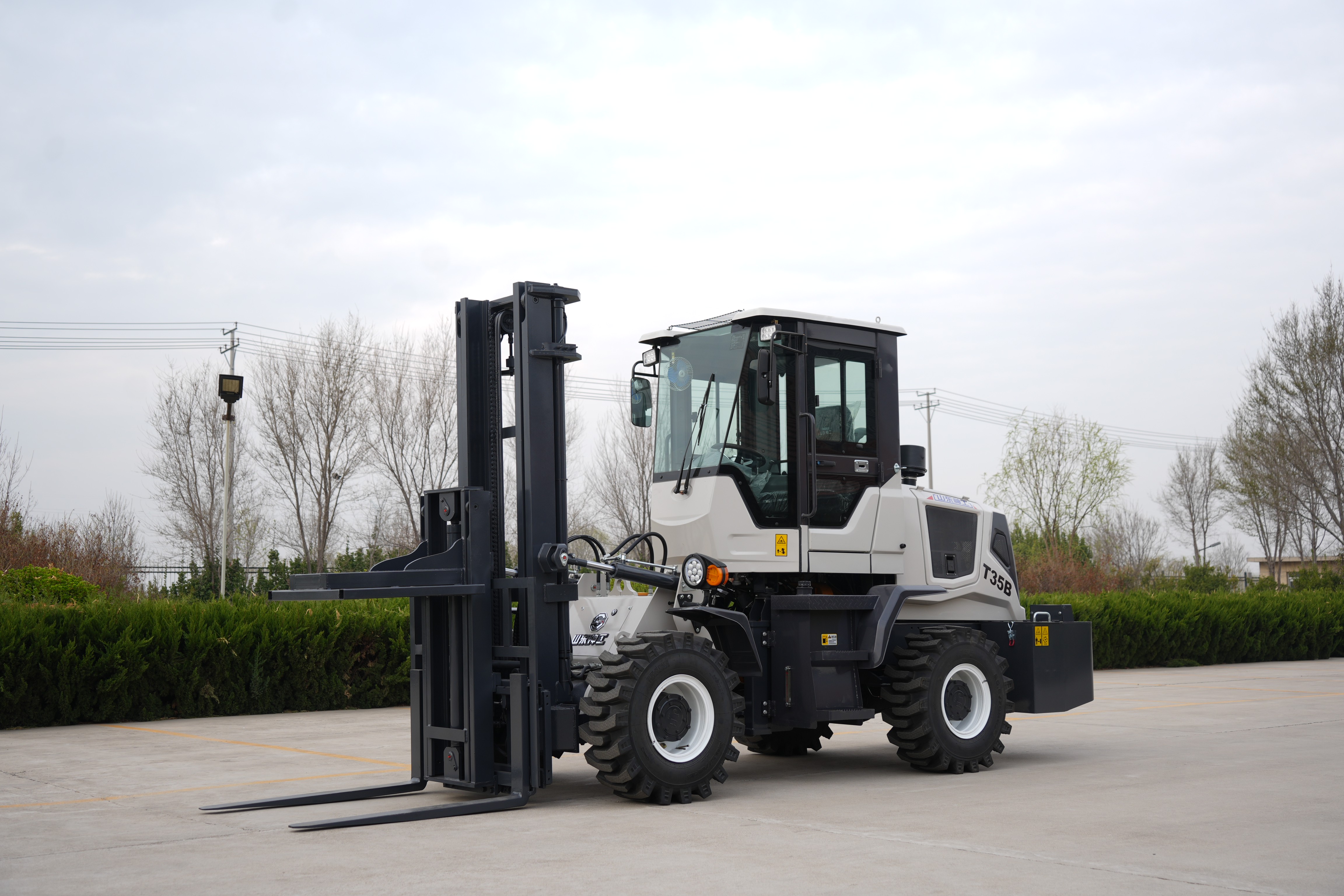 SDSG T35B Rough-Terrain Forklift