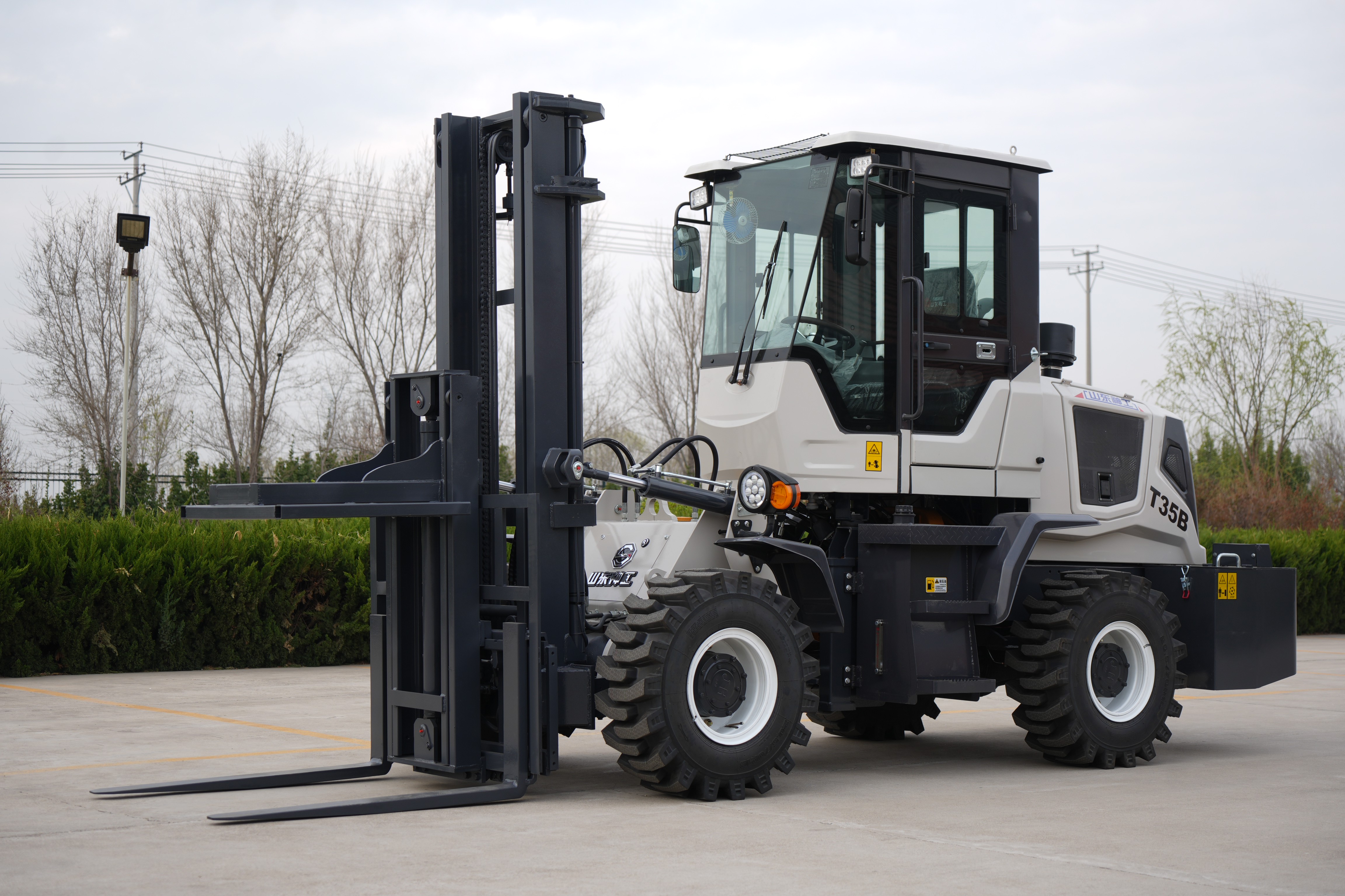 SDSG T35B Rough-Terrain Forklift