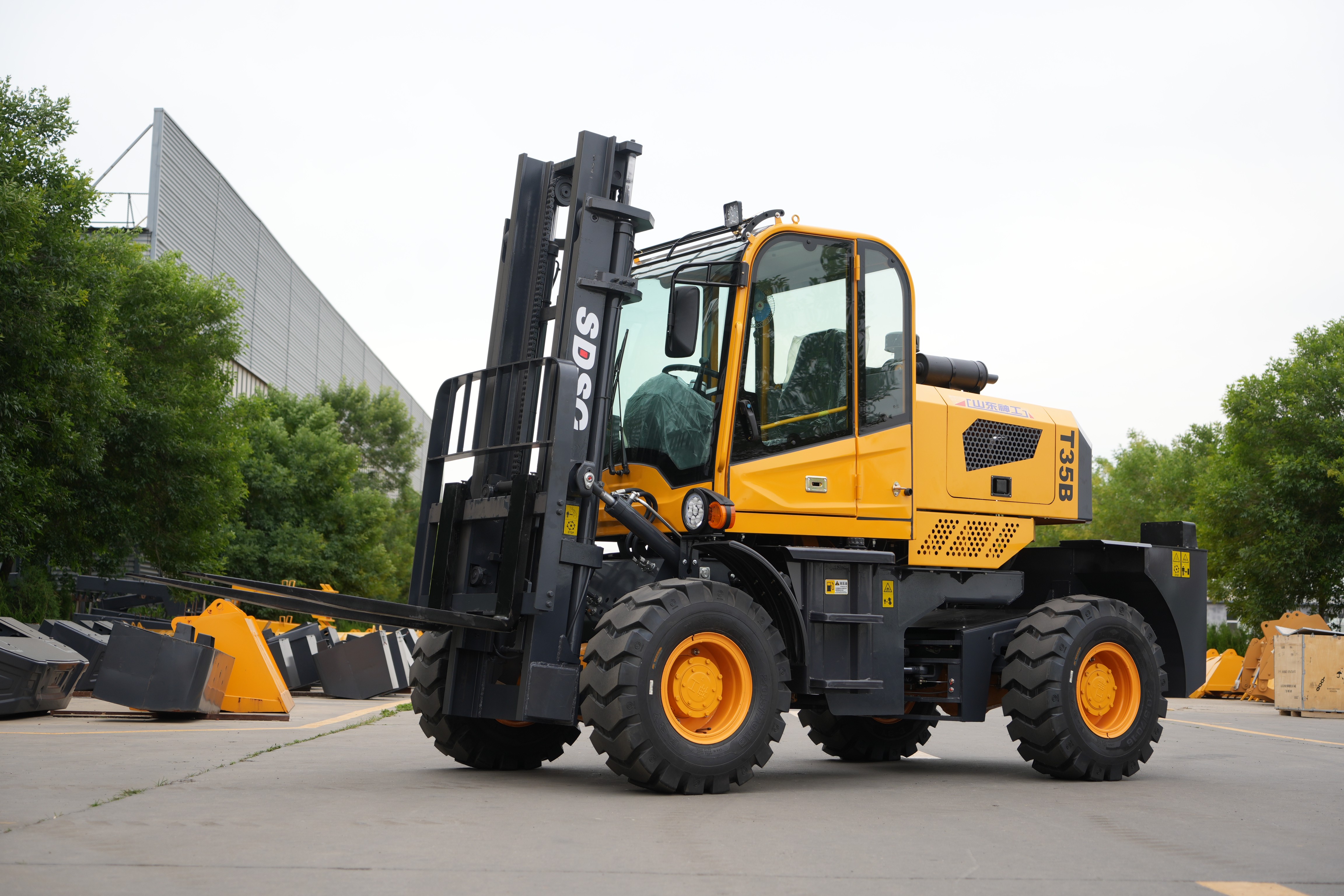 SDSG T35R Rough-Terrain Forklift