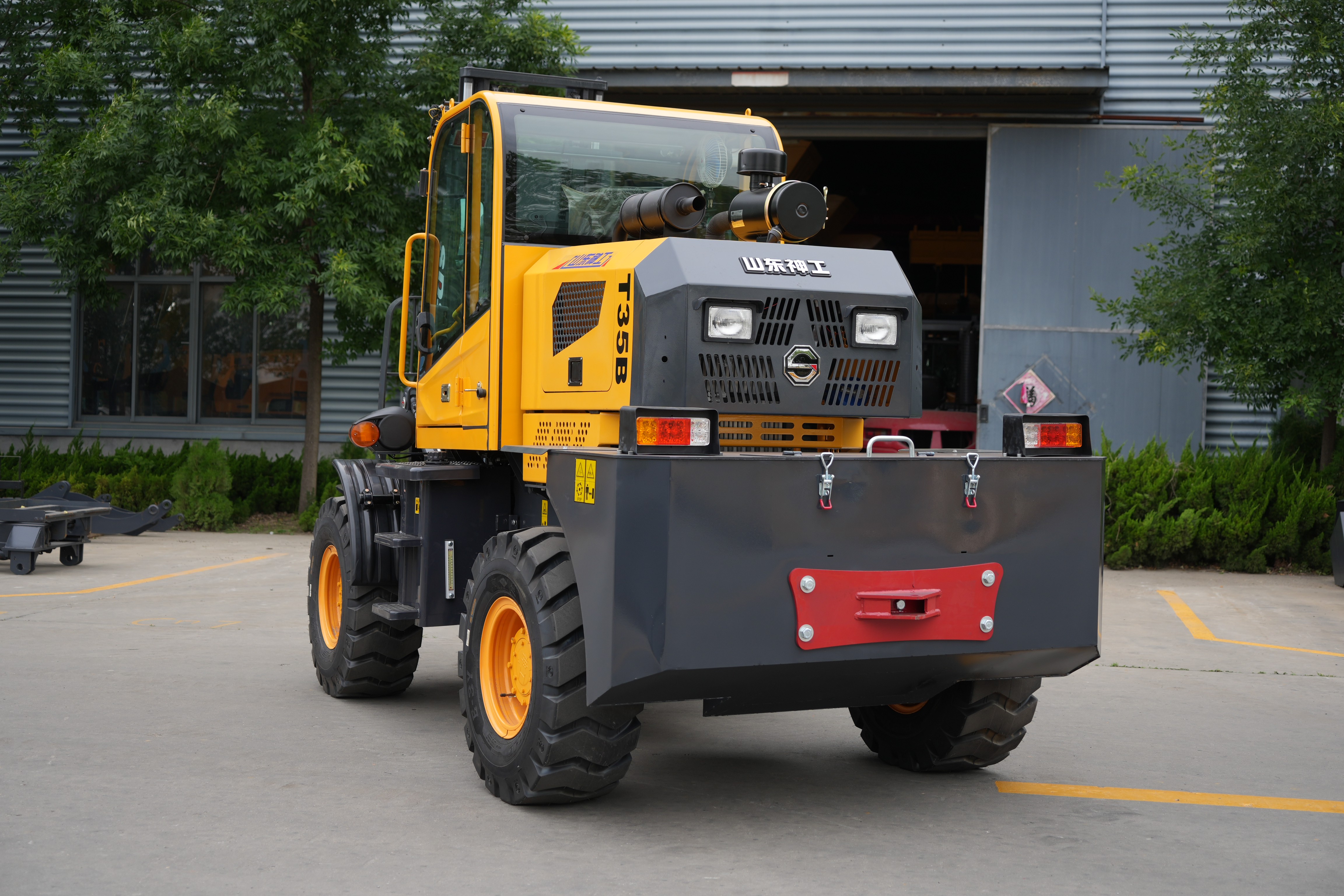 SDSG T35R Rough-Terrain Forklift