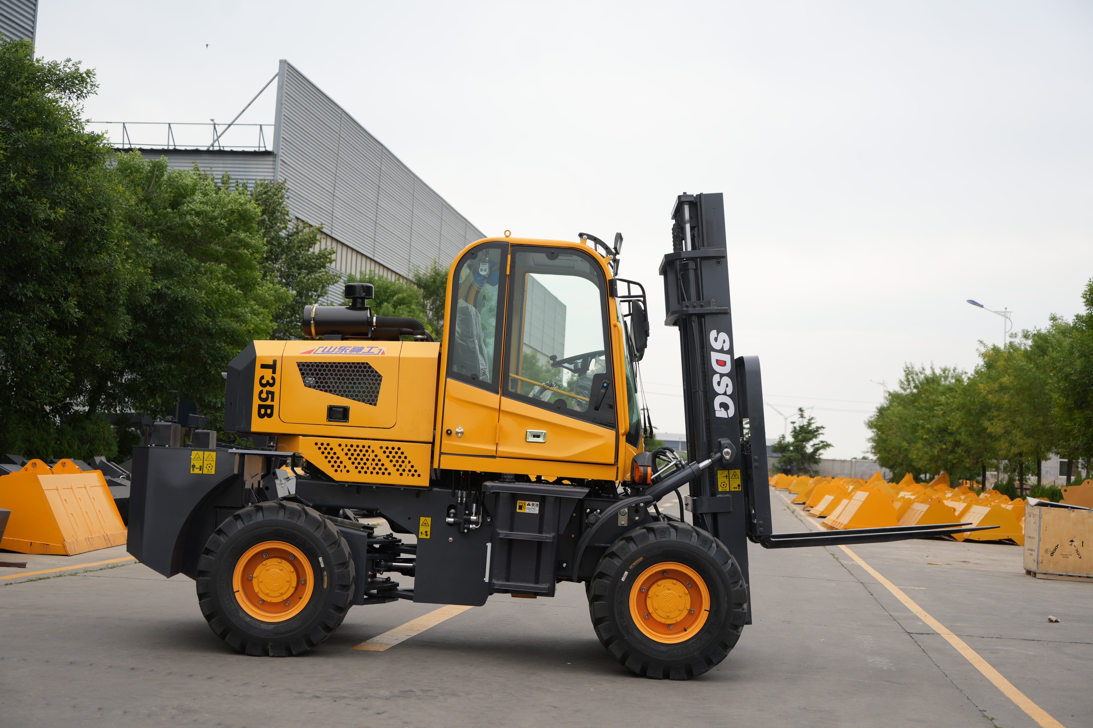 SDSG T35R Rough-Terrain Forklift