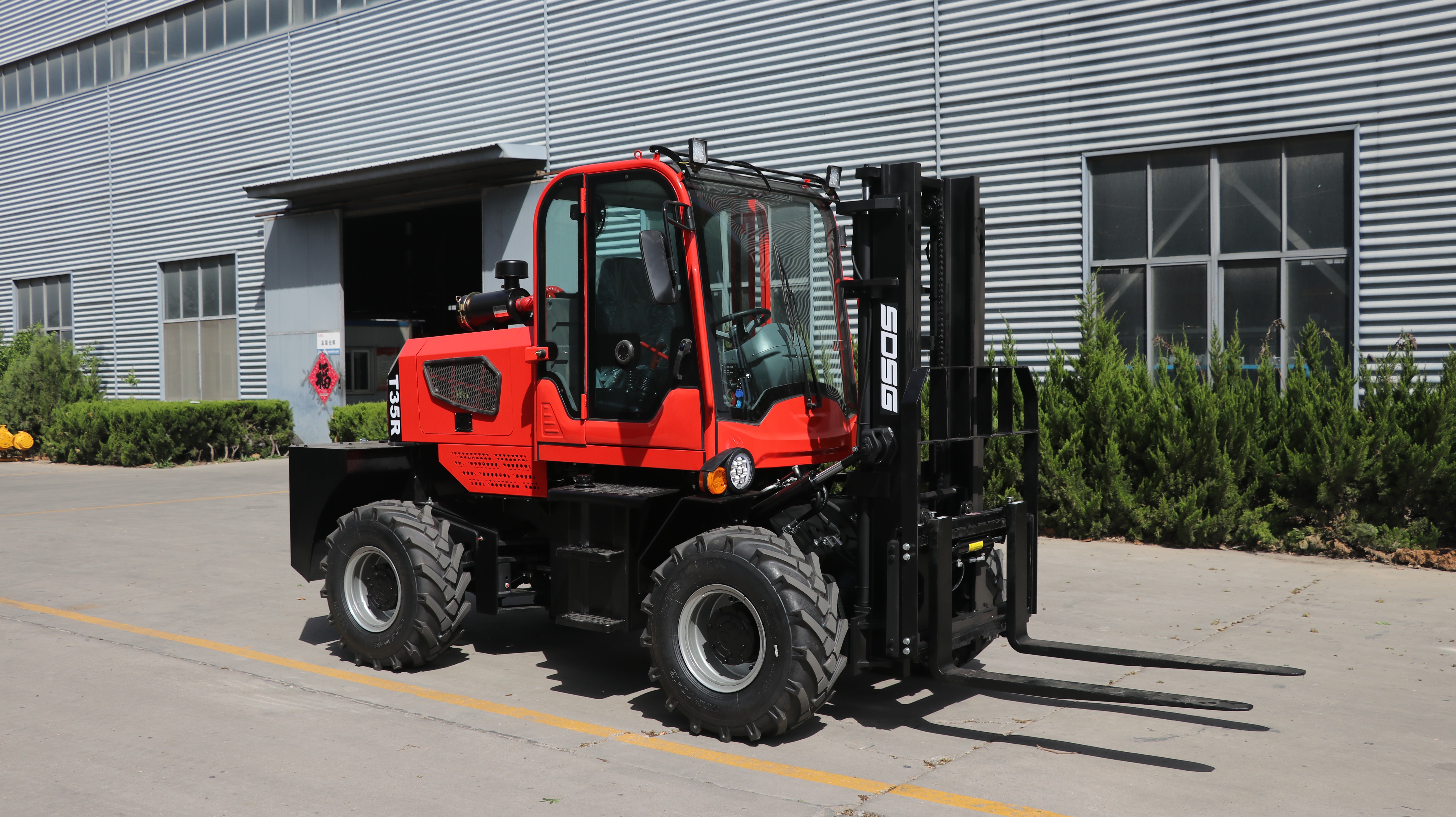 SDSG T35R Rough-Terrain Forklift