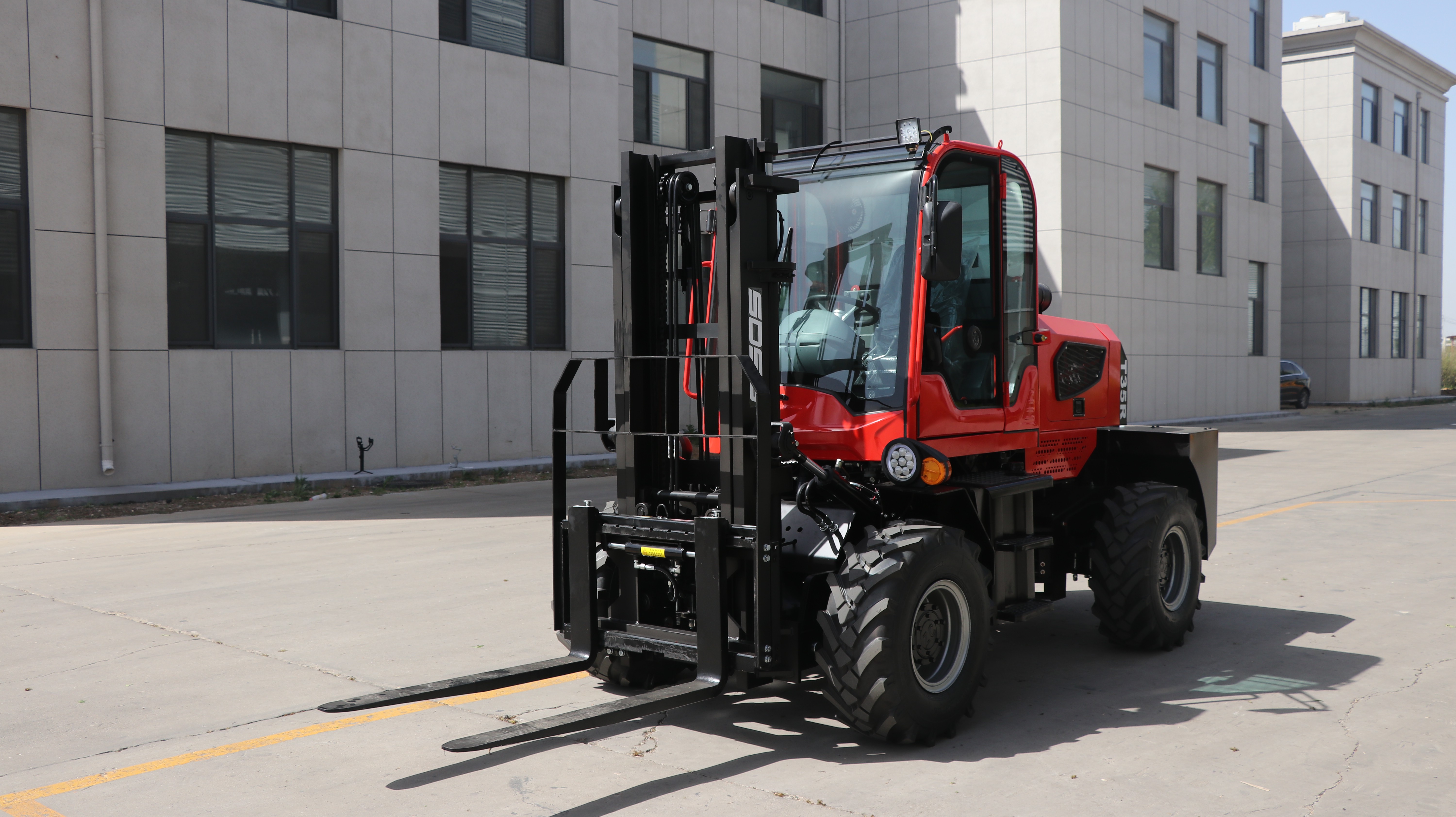 SDSG T35R Rough-Terrain Forklift
