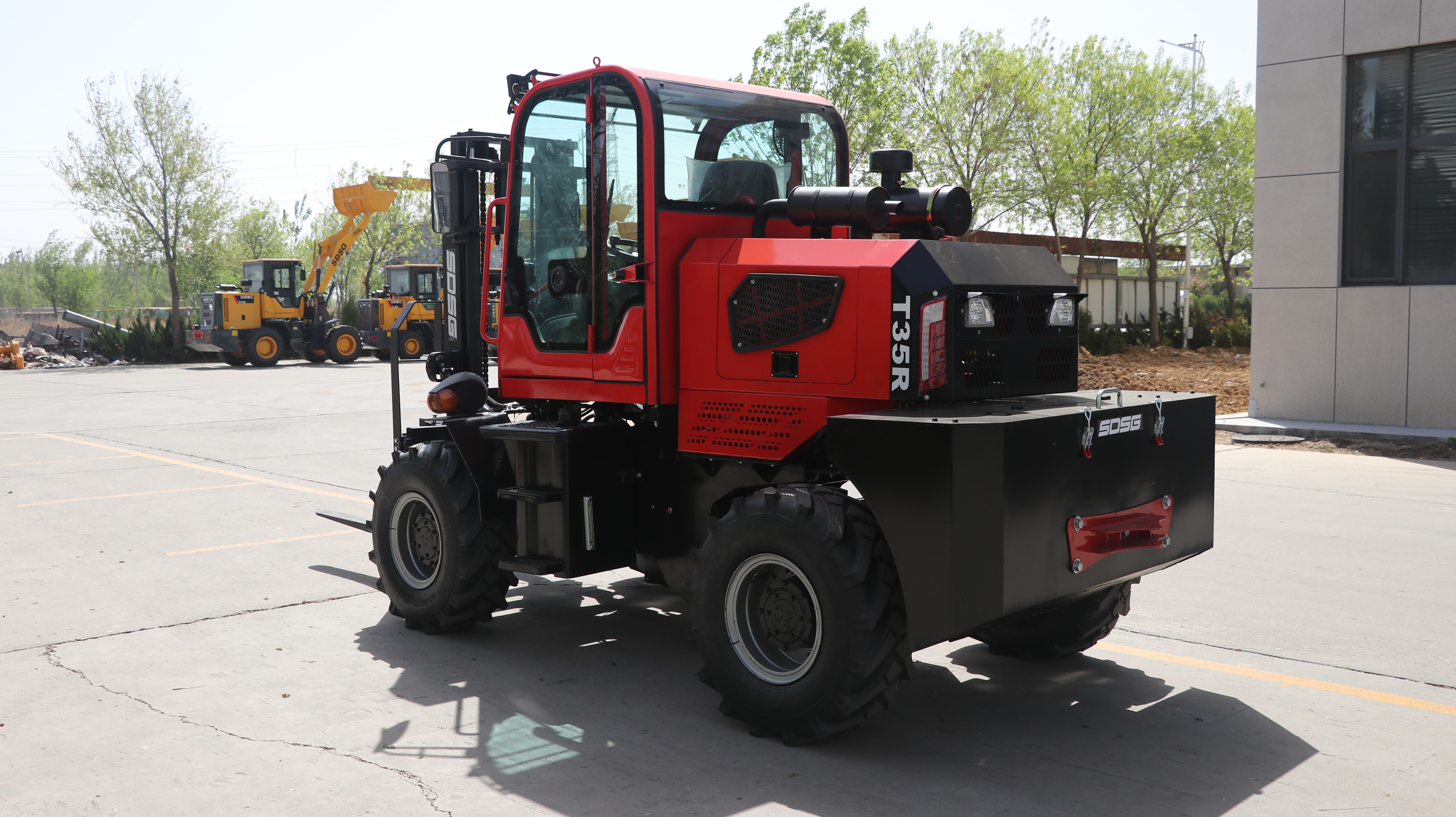 SDSG T35R Rough-Terrain Forklift
