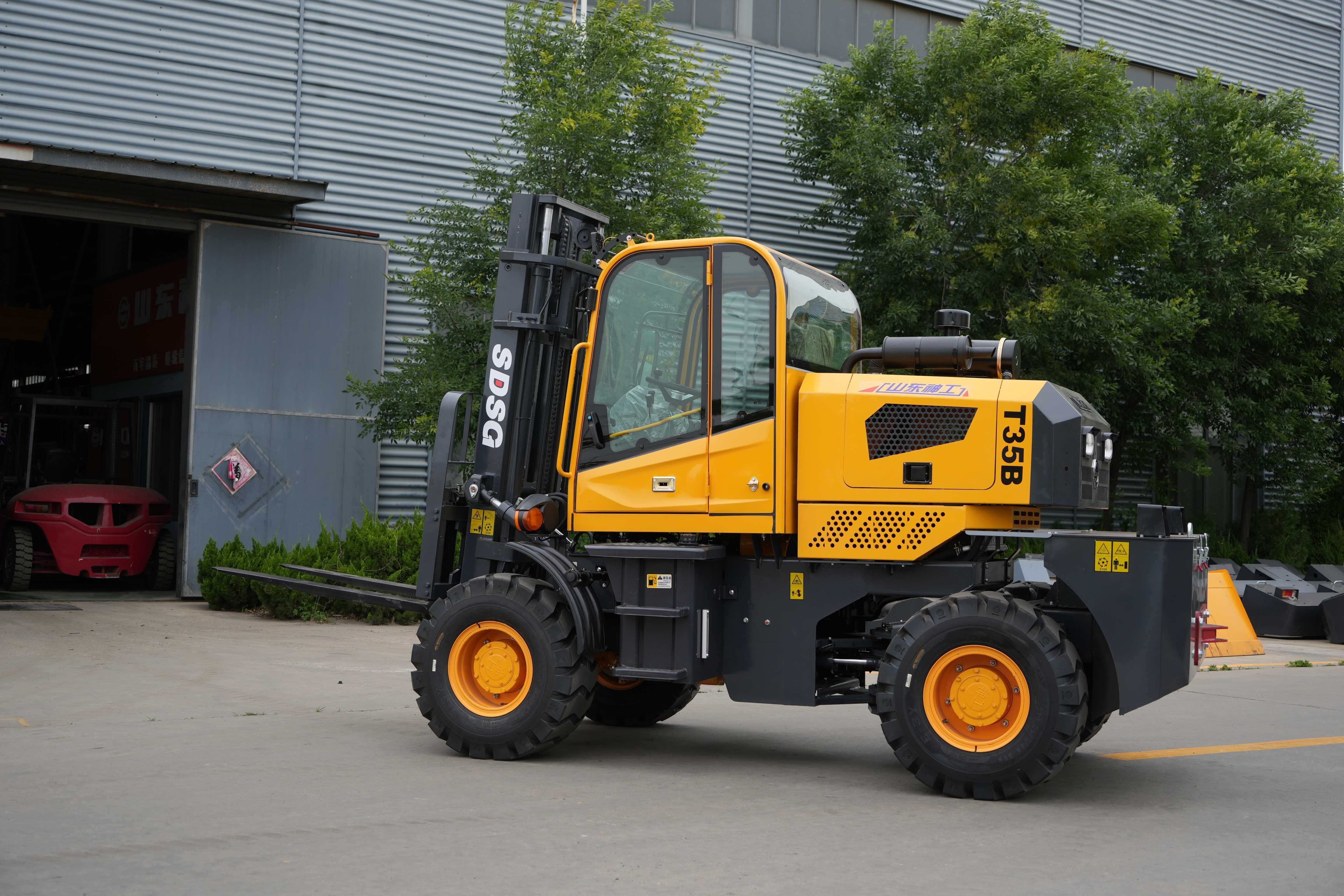SDSG T35R Rough-Terrain Forklift