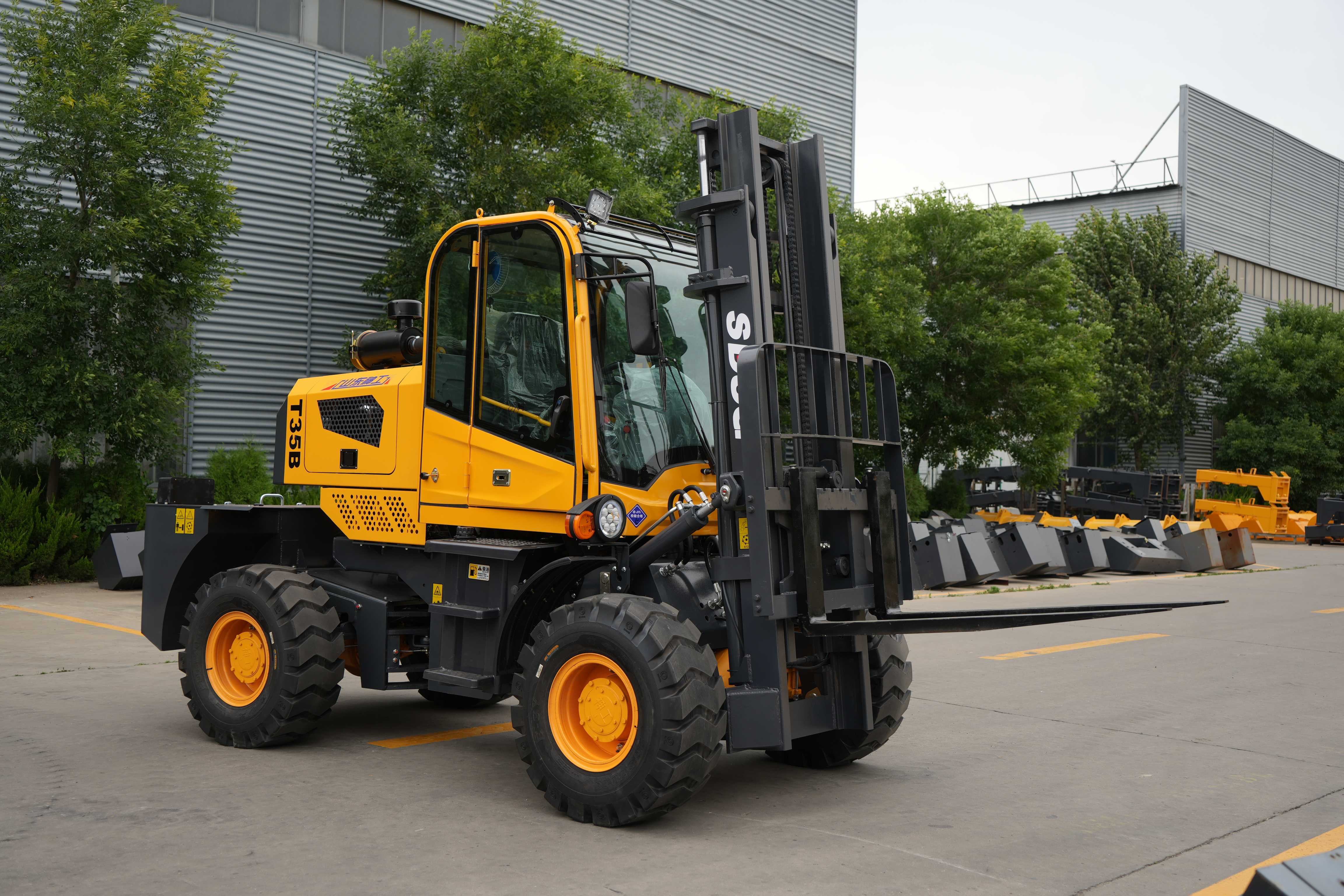 SDSG T35R Rough-Terrain Forklift