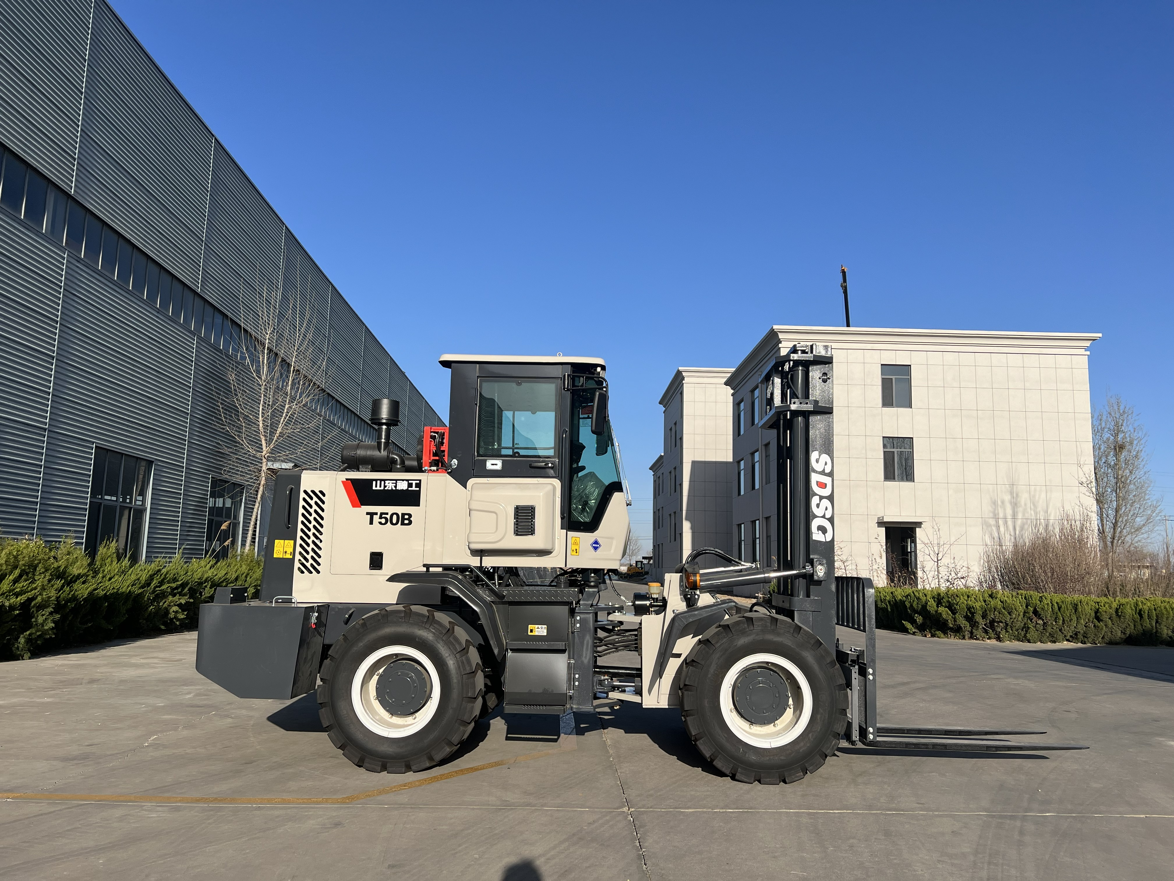 SDSG T50B Rough-Terrain Forklift