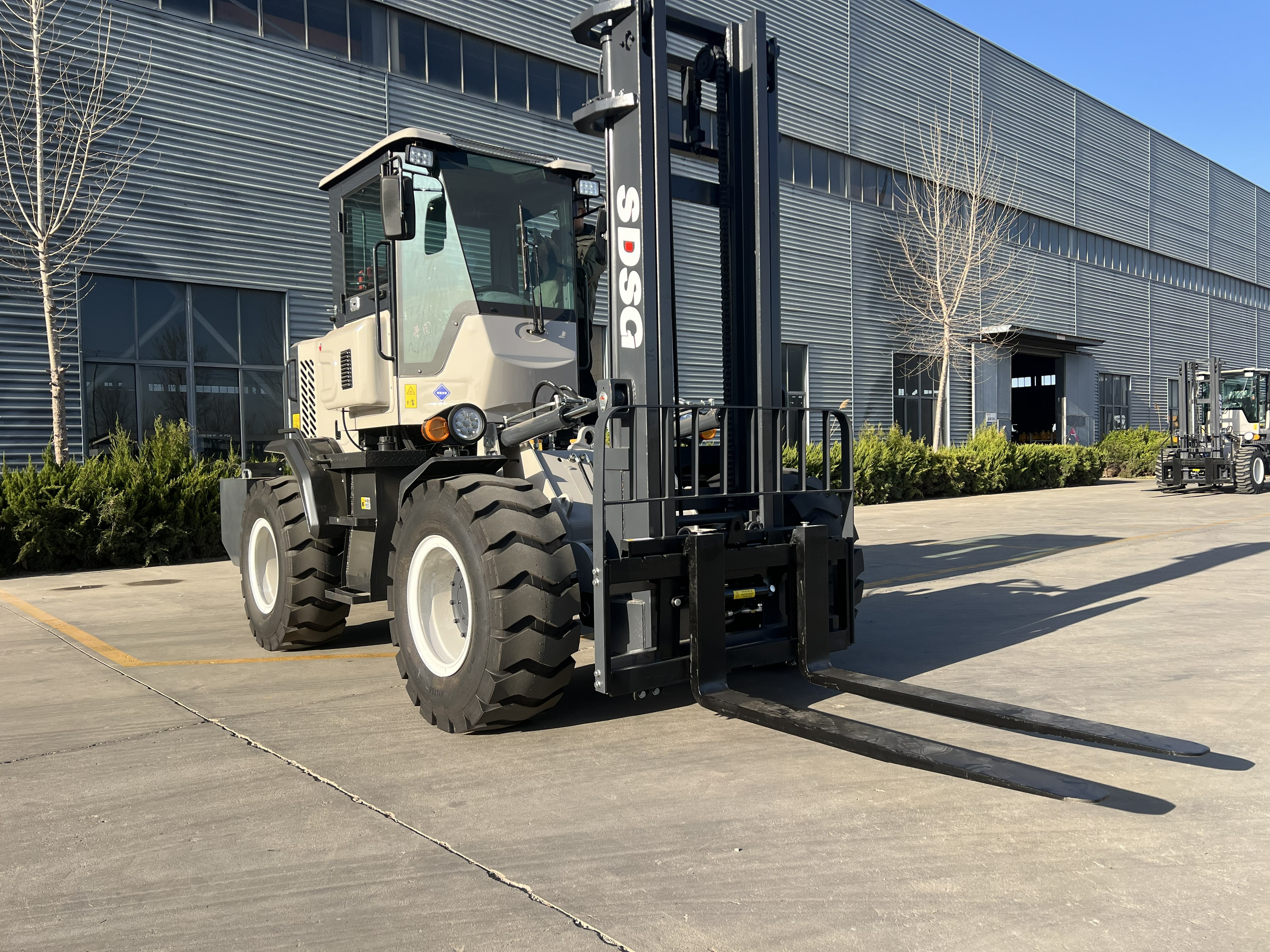 SDSG T50B Rough-Terrain Forklift