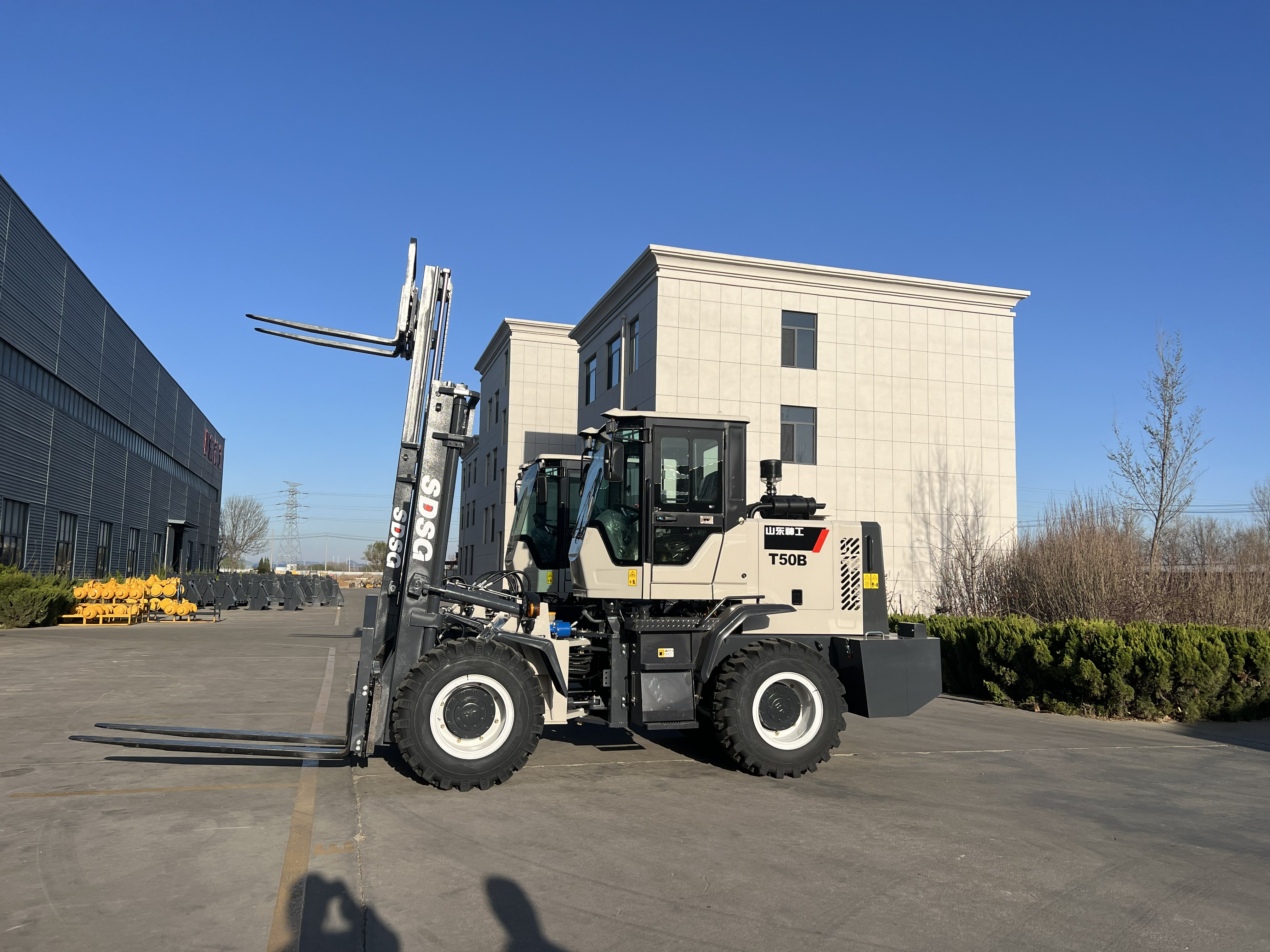 SDSG T50B Rough-Terrain Forklift