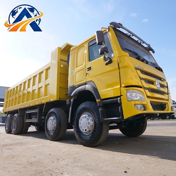 شاحنة قلابة Sinotruk Howo بقدرة 375 حصانًا، 8x4، 12 عجلة