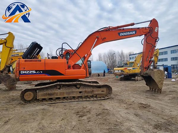 Pelle hydraulique moyenne DOOSAN® DX225LC-7