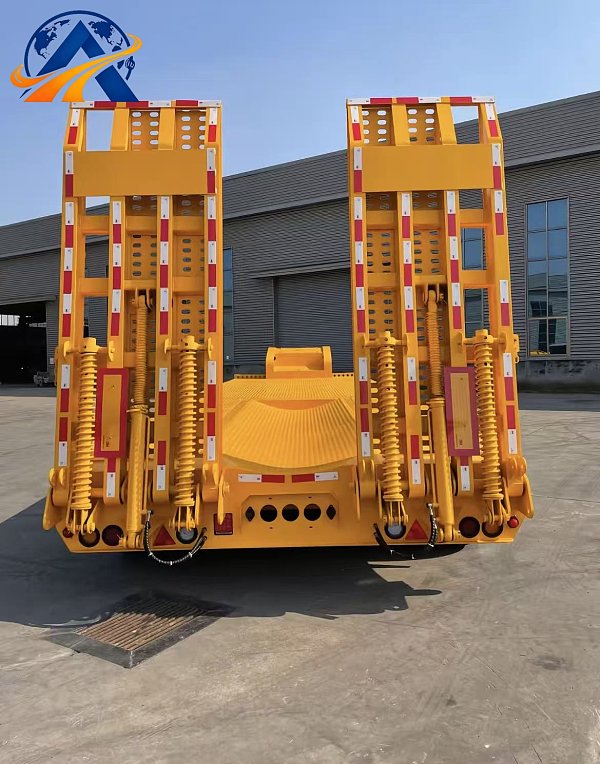 Semi-remorque surbaissée / lowboy à trois essieux de 60 tonnes (modèle principal exporté vers l’Afrique et l’Asie centrale, destiné au transport d’excavatrices, de chargeuses, de camions-pompes à béton et d’autres engins de construction)