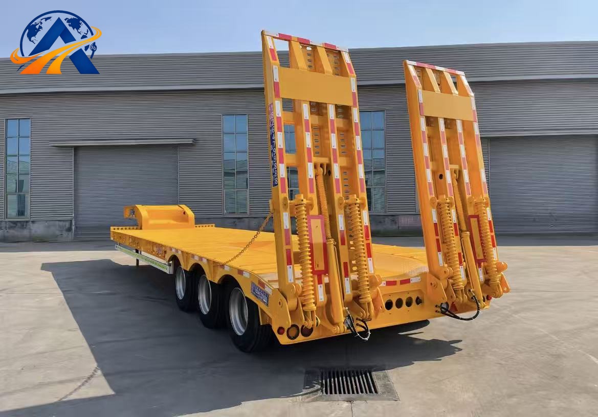 Semi-remorque surbaissée / lowboy à trois essieux de 60 tonnes (modèle principal exporté vers l’Afrique et l’Asie centrale, destiné au transport d’excavatrices, de chargeuses, de camions-pompes à béton et d’autres engins de construction)