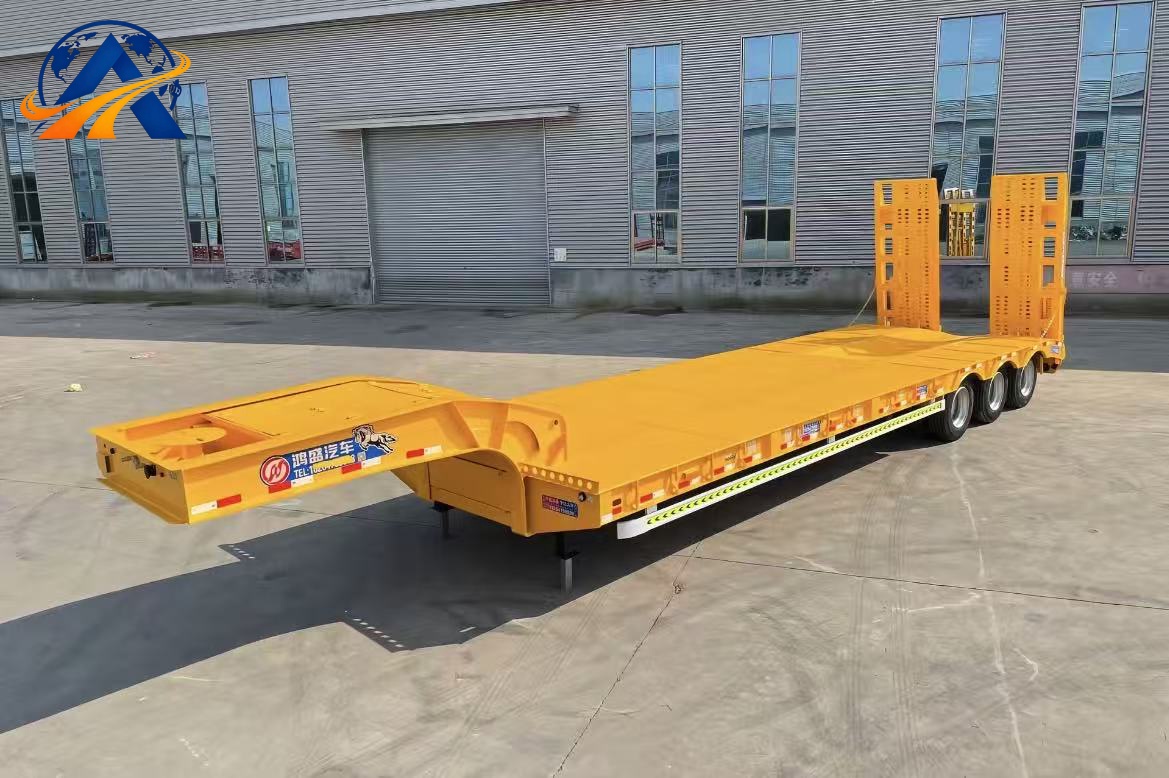 Semi-remorque surbaissée / lowboy à trois essieux de 60 tonnes (modèle principal exporté vers l’Afrique et l’Asie centrale, destiné au transport d’excavatrices, de chargeuses, de camions-pompes à béton et d’autres engins de construction)