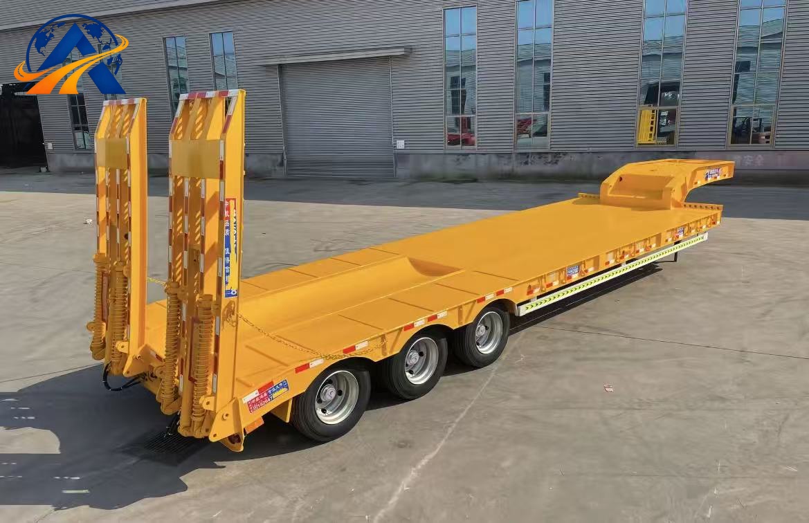Semi-remorque surbaissée / lowboy à trois essieux de 60 tonnes (modèle principal exporté vers l’Afrique et l’Asie centrale, destiné au transport d’excavatrices, de chargeuses, de camions-pompes à béton et d’autres engins de construction)