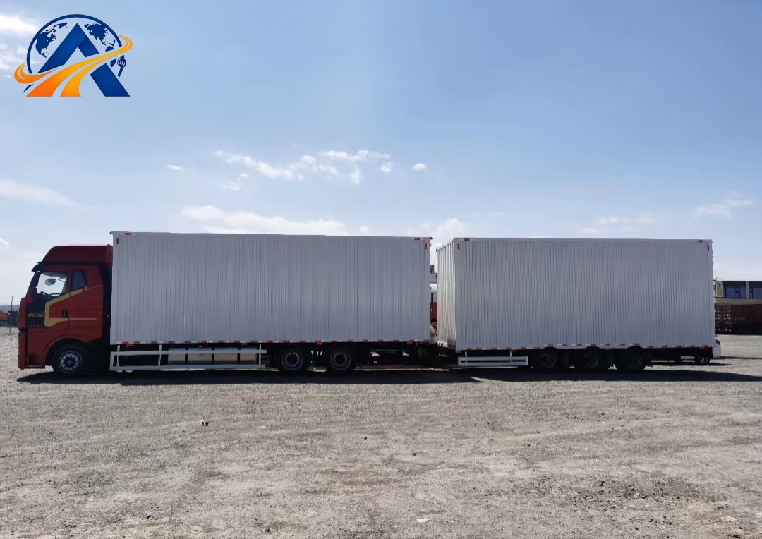 Semi-remorque frigorifique caisse à trois essieux (principal modèle d’exportation pour l’Afrique et l’Asie centrale, destinée au transport sous chaîne du froid de produits frais, de viande, de fruits, de légumes et de vaccins)